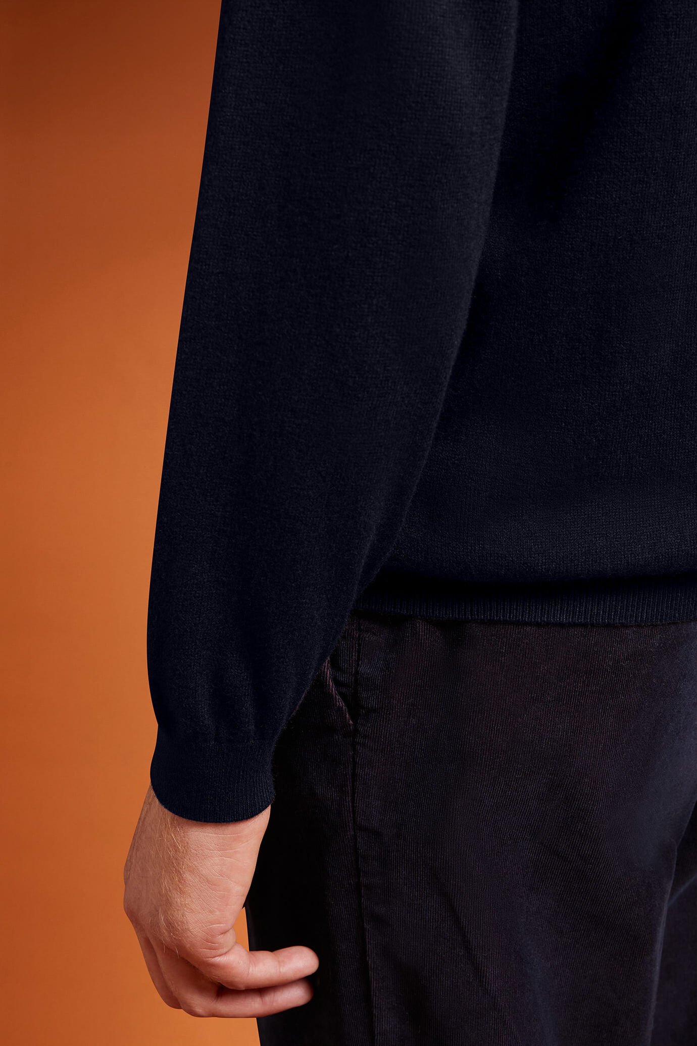 Men's regular fit V-neck jumper in wool and cotton image number 2