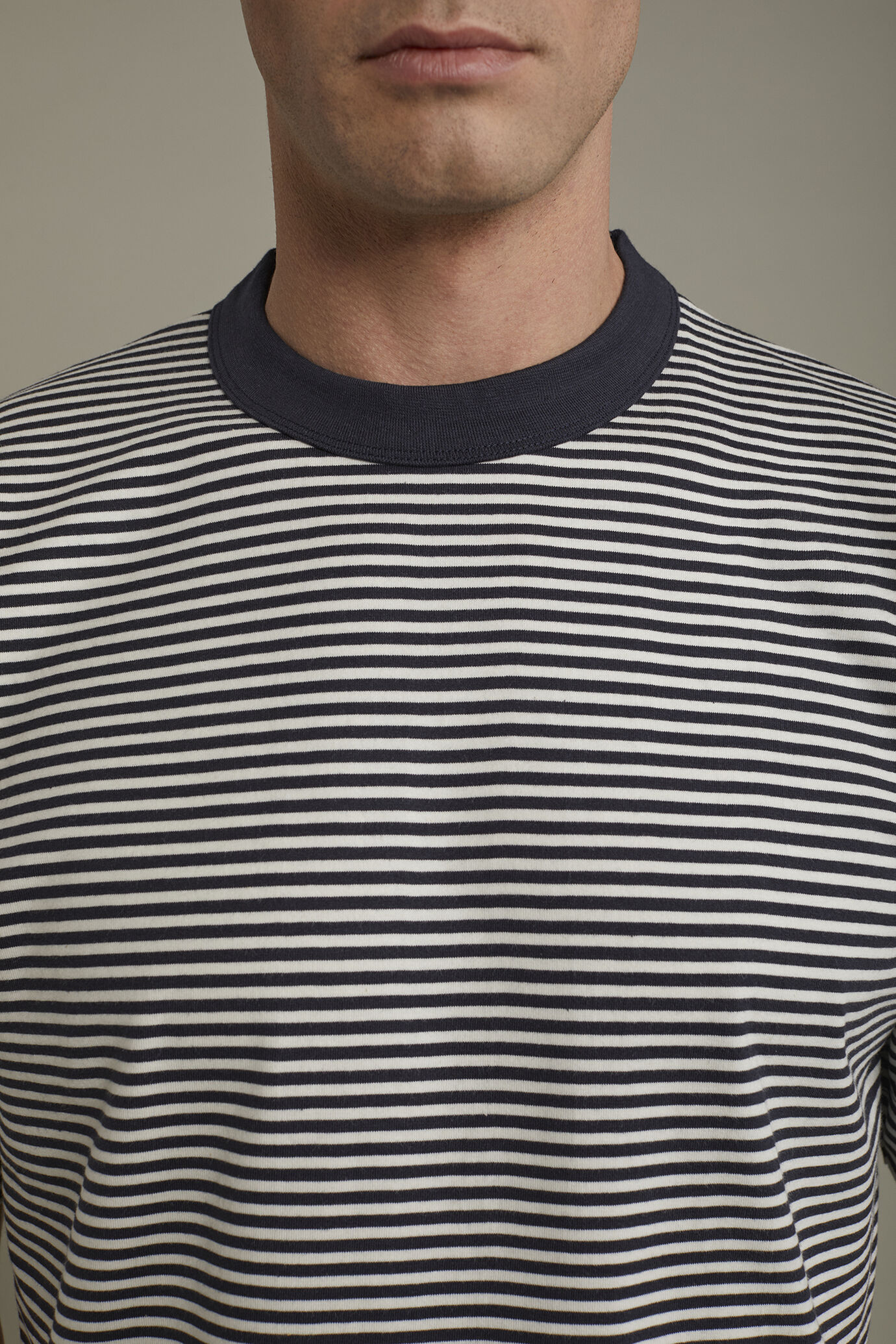 Gestreiftes Herren-T-Shirt mit Rundhalsausschnitt aus 100 % Baumwolle in normaler Passform image number 3