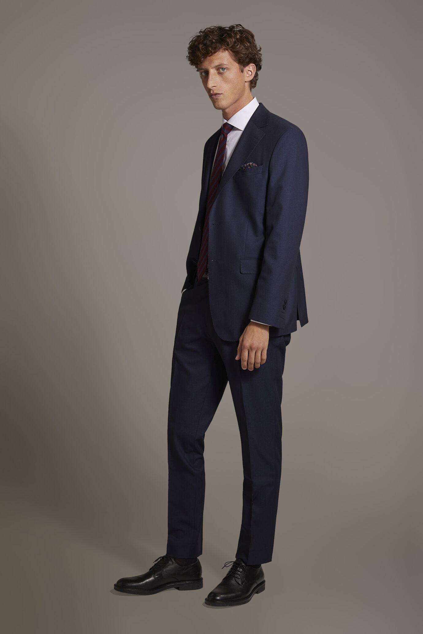 Abito monopetto con pantalone senza pinces tessuto dal disegno spinato image number 1