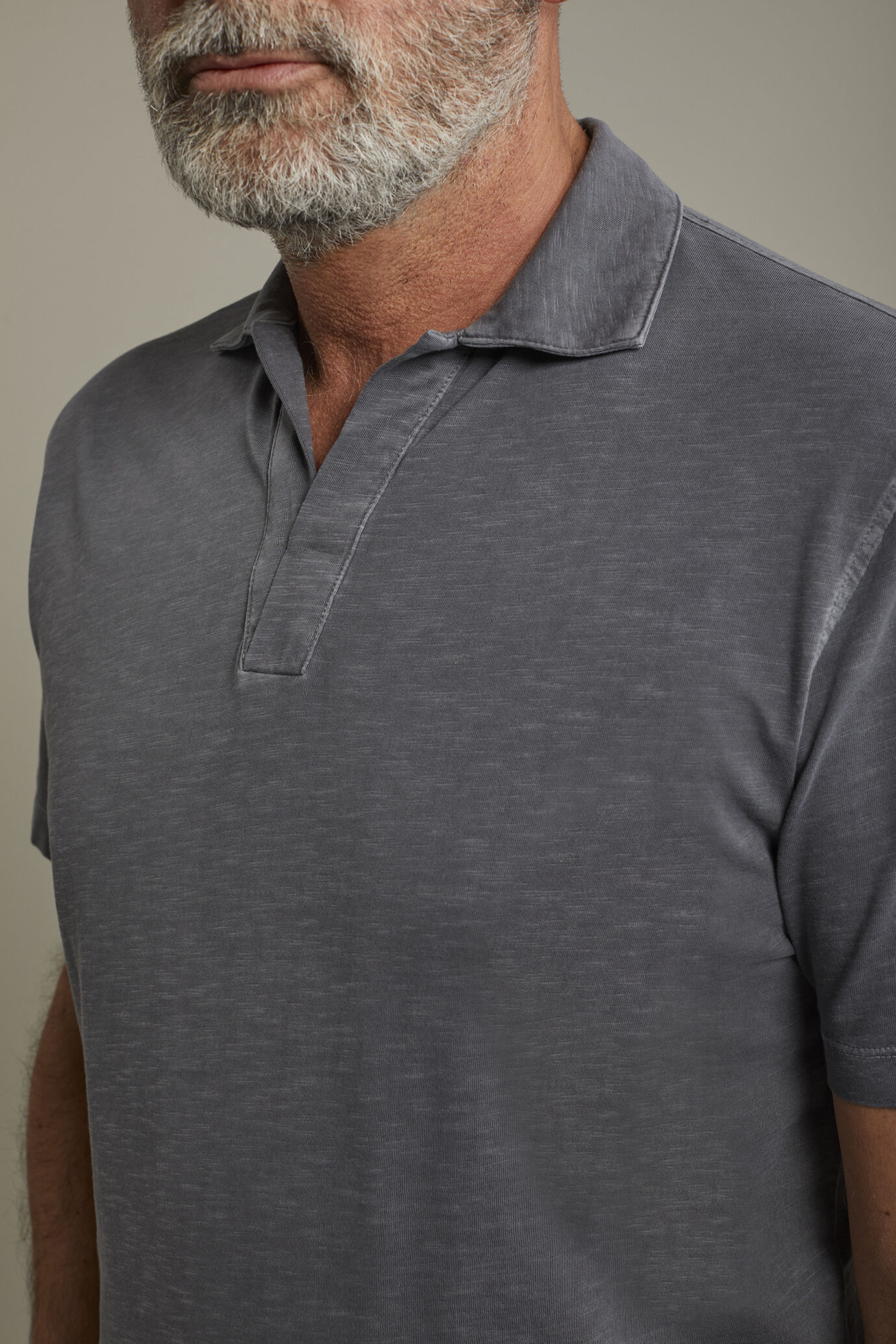 Kurzärmeliges Herren-Poloshirt mit knopflosem Derby-Kragen aus reiner Baumwolle in normaler Passform image number 3