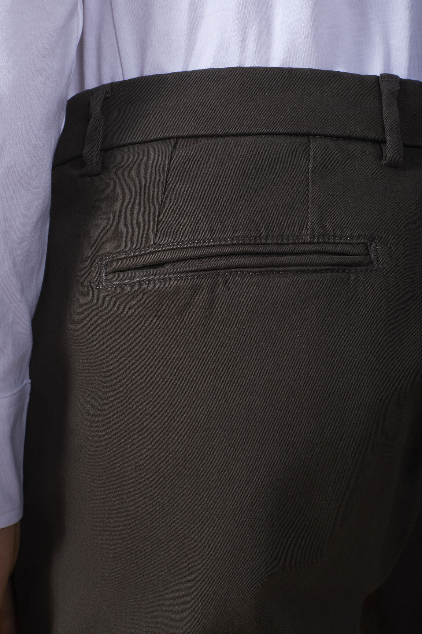 Classic men's chinos in regular fit with stretch twill construction image number 3