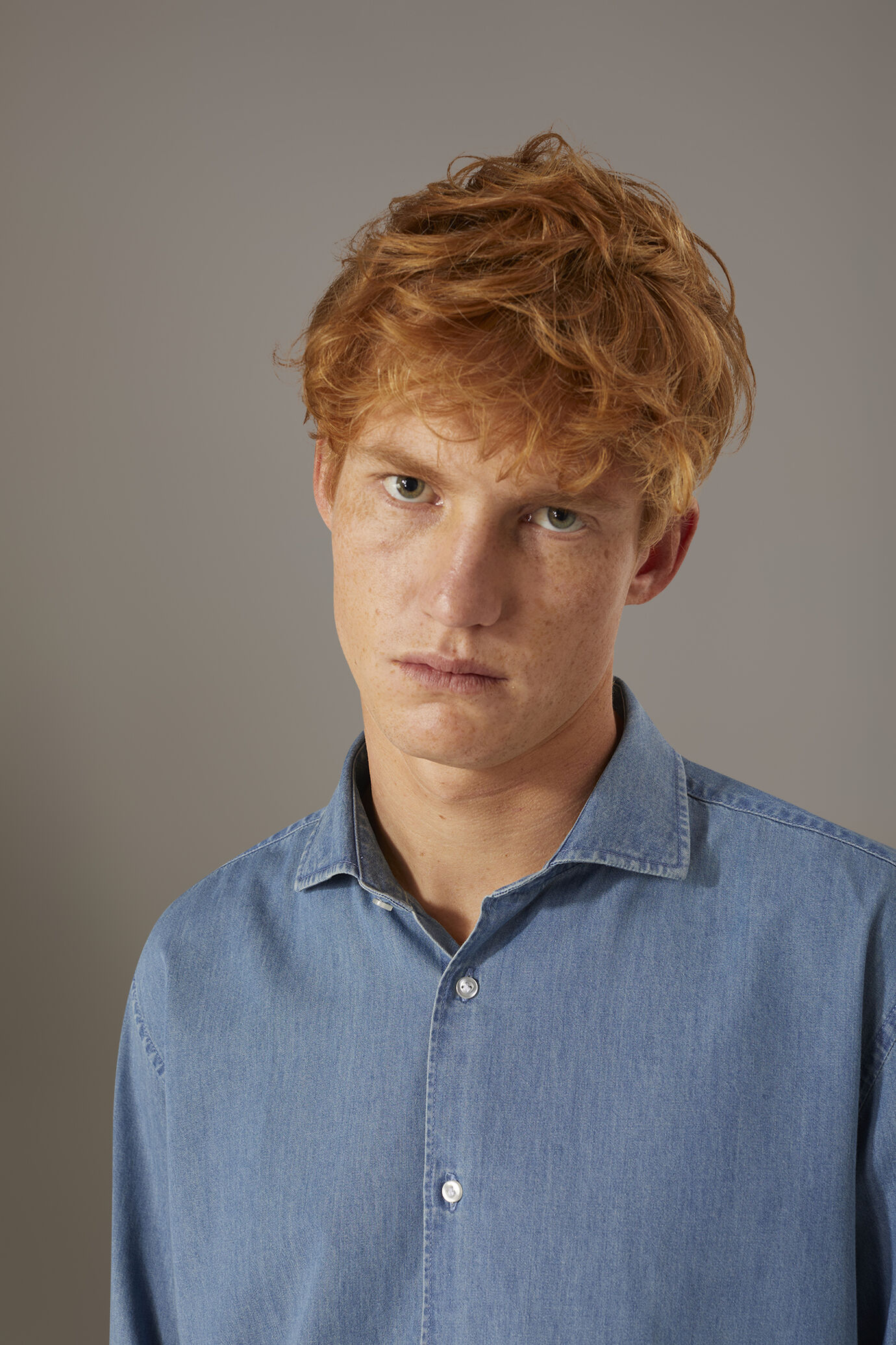 Camicia casual collo francese comfort fit tessuto denim image number 1