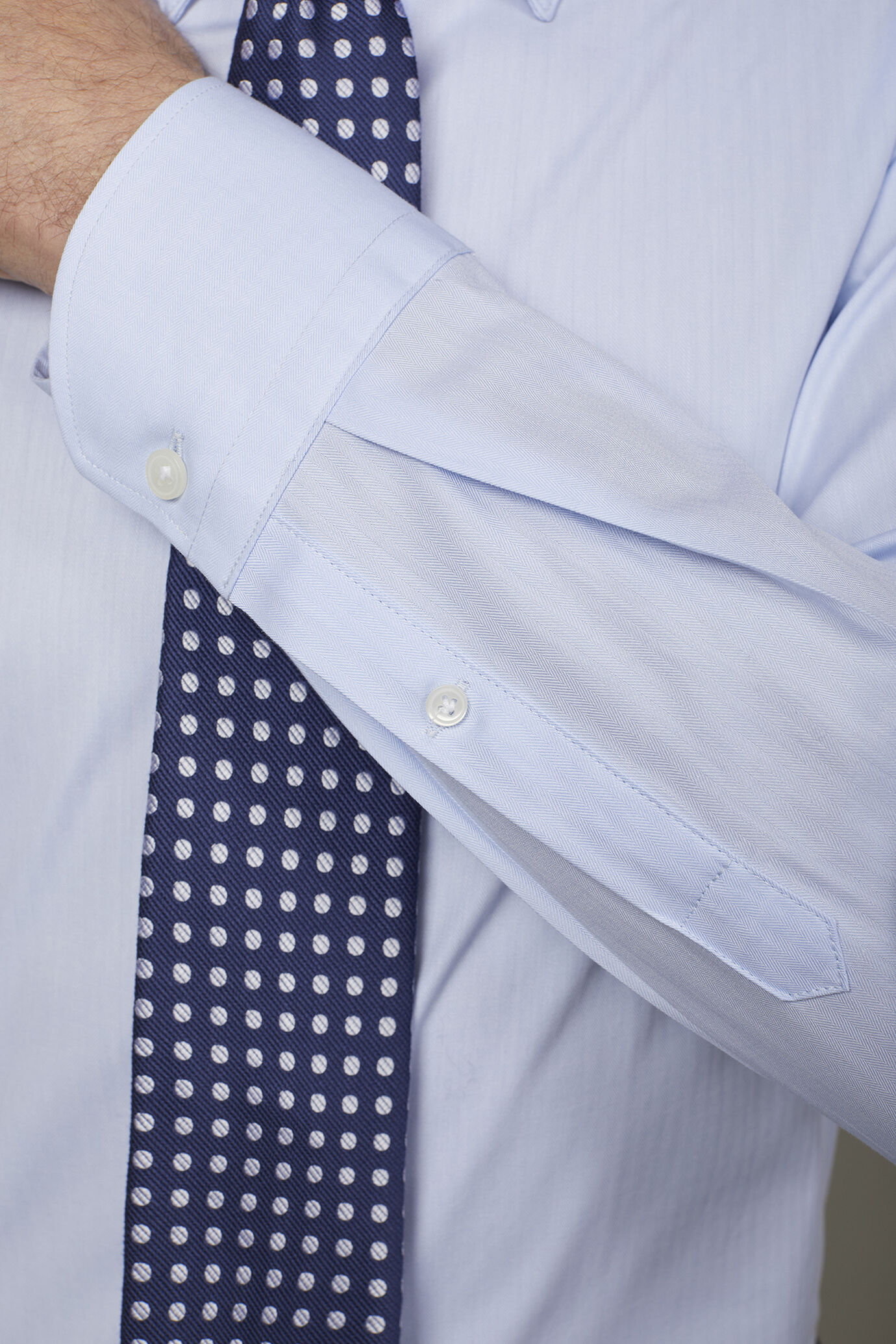 Men's shirt classic collar 100% cotton herringbone fabric plain regular fit image number 4
