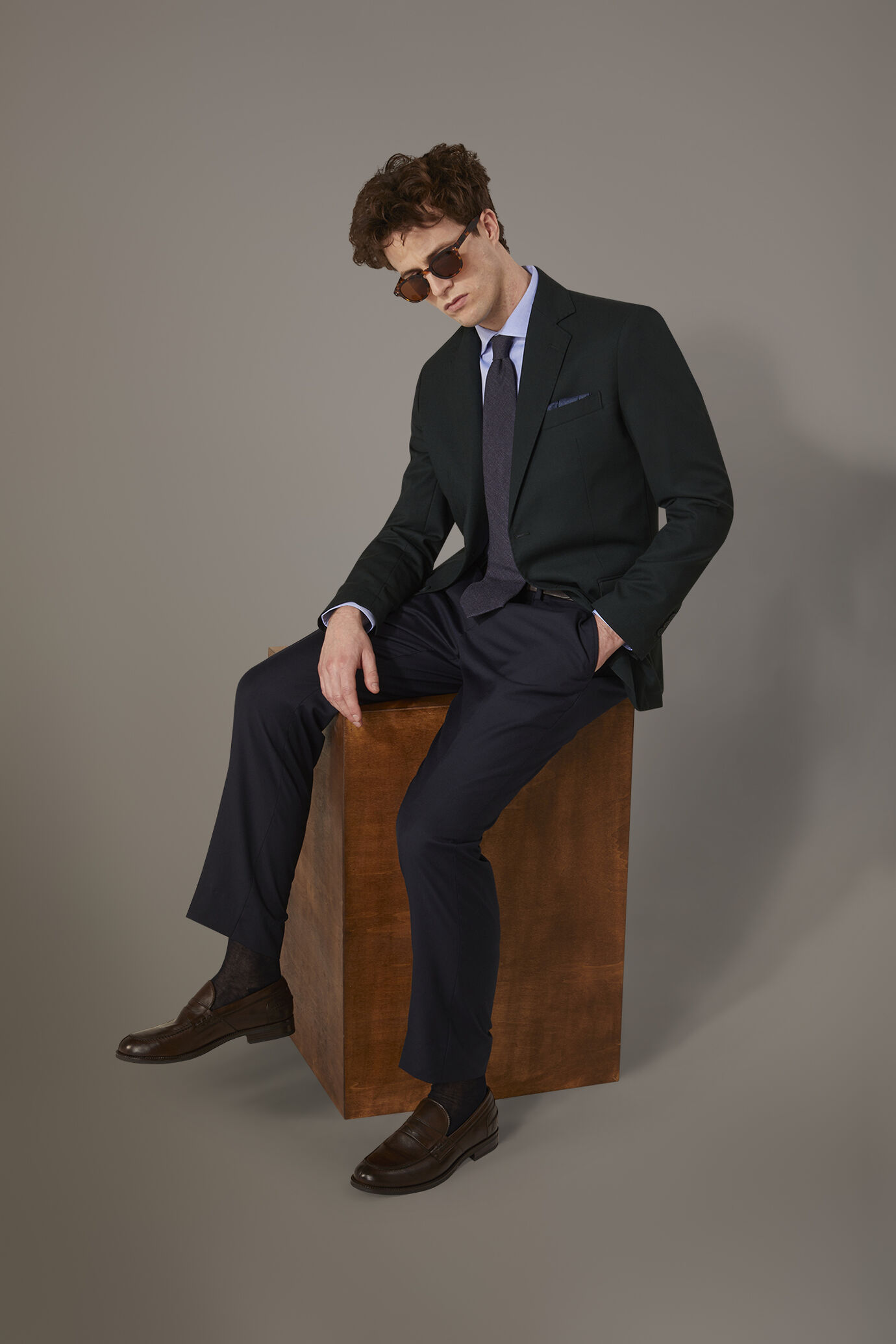 Single-breasted jacket with flap pockets in solid color dobby fabric