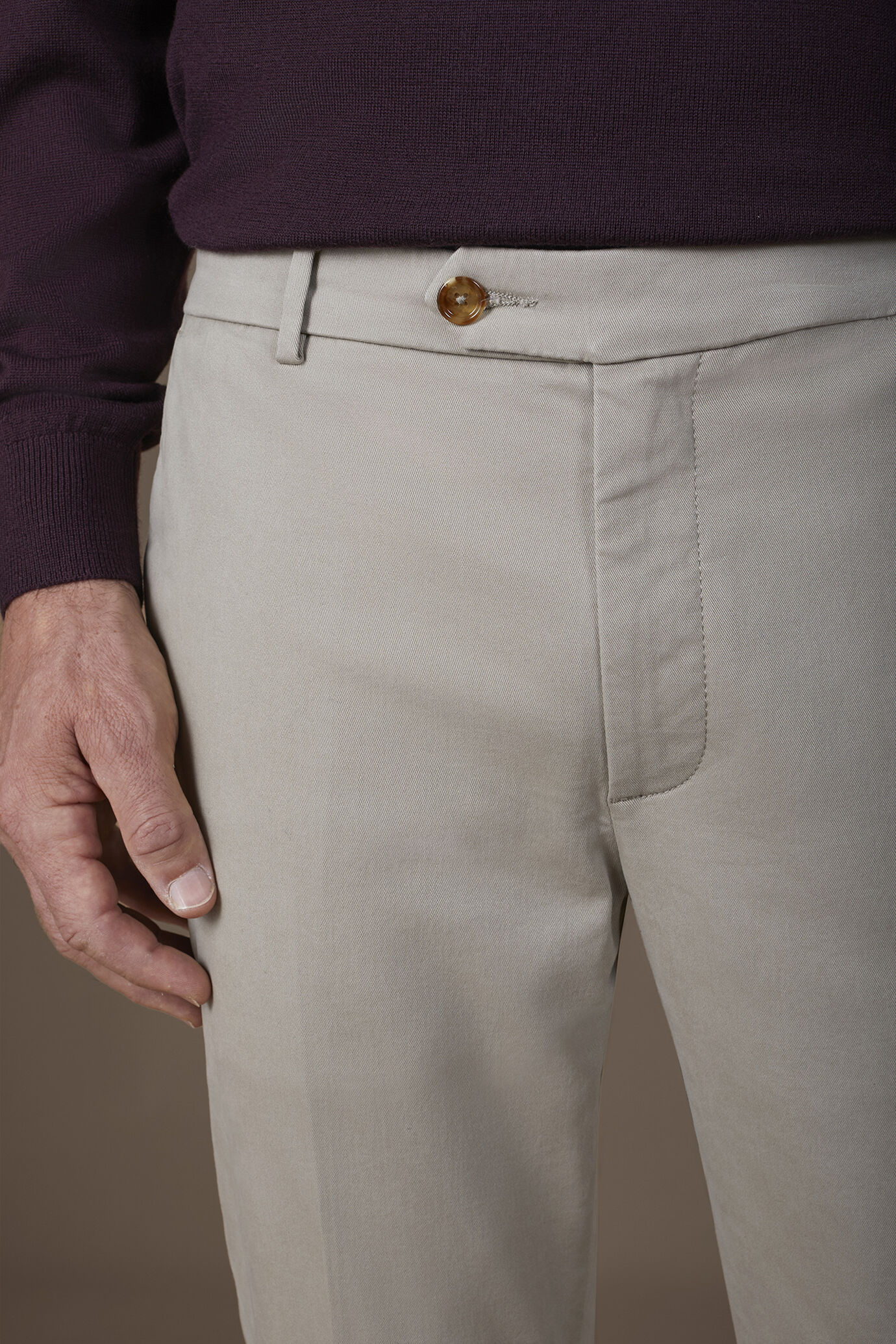 Pantalone uomo chino classico costruzione twill elasticizzato regular fit image number 2