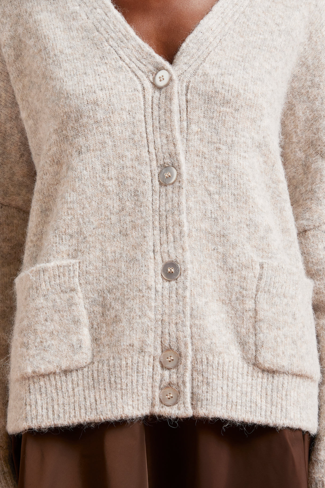 Cardigan donna in maglia con scollo a v regular fit image number 2