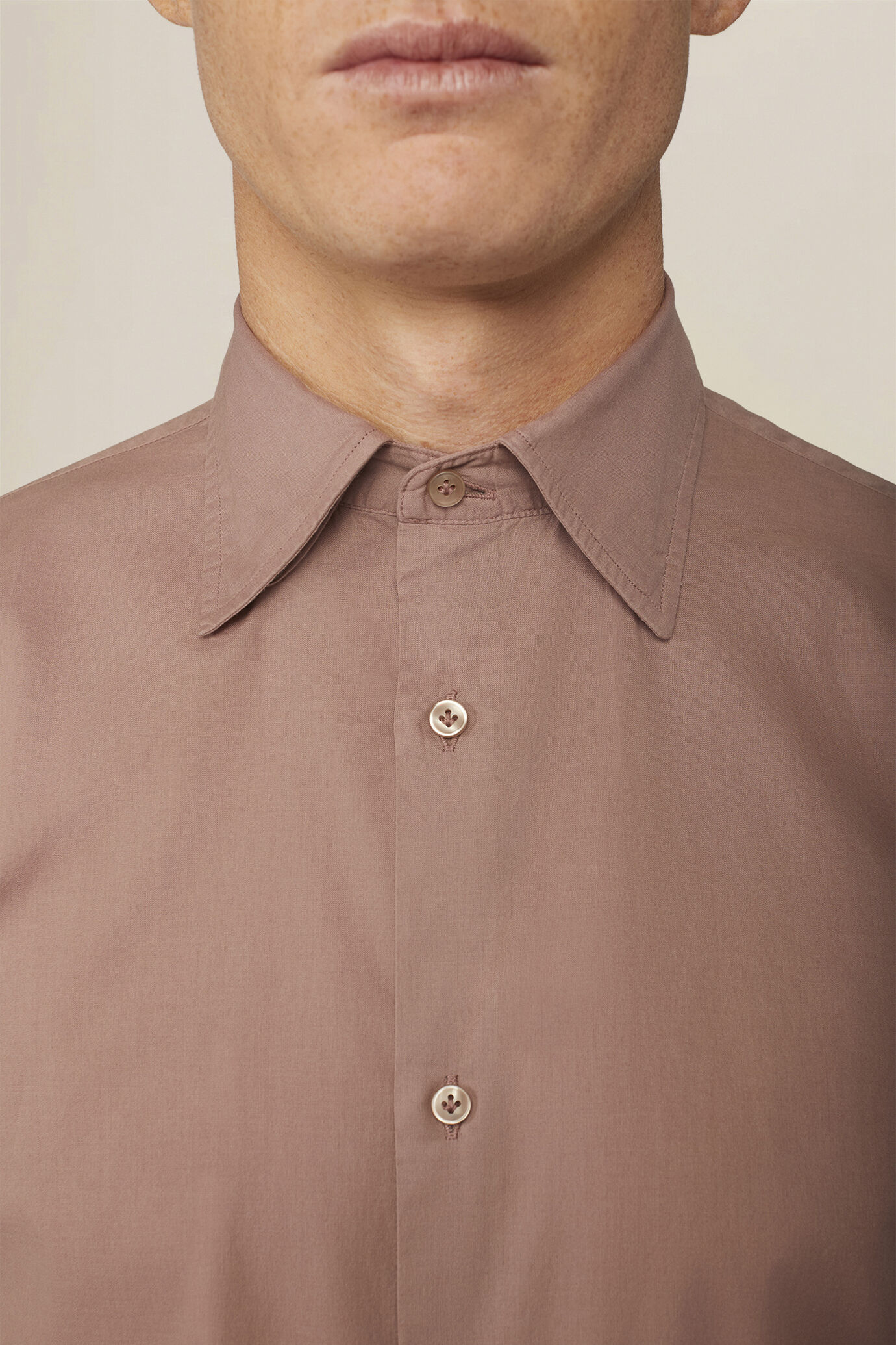 Men's 100% cotton plain shirt with hidden button-down collar image number 2