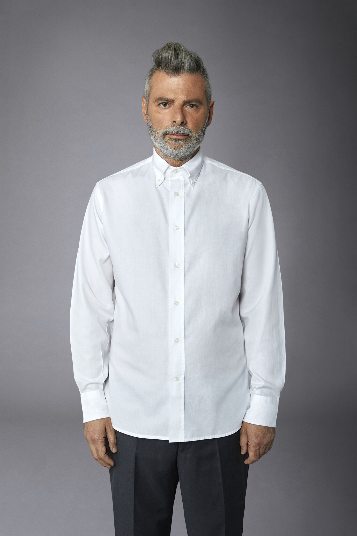 Klassisch gewaschenes Button-Down-Hemd mit bequemer Passform und Dobby-Stof image number 2