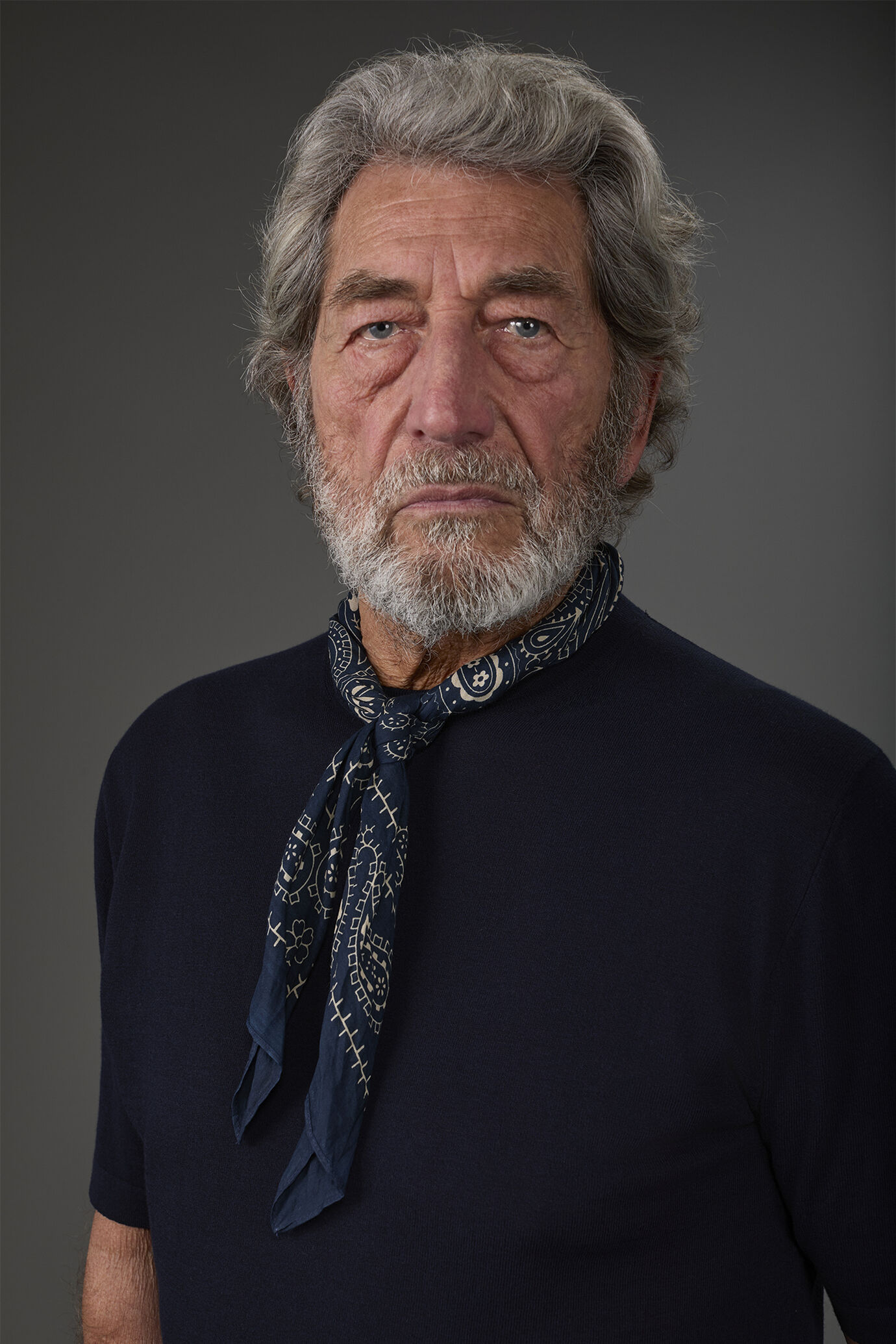 Herrenschal mit auff&auml;lligem Makromuster image number 0