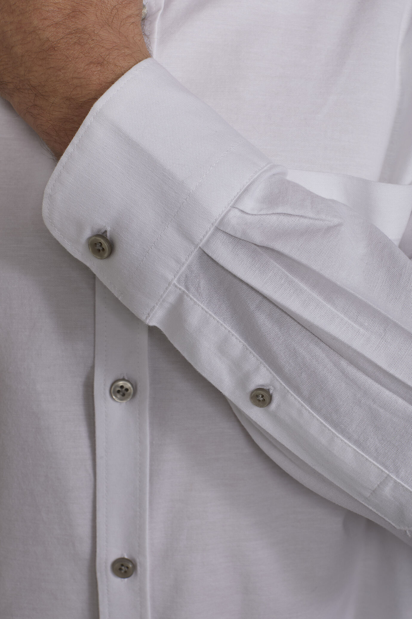 Einfarbiges Herrenhemd mit klassischem Button-Down-Kragen aus gestreiftem, extrem leichtem Oxford-Stoff in bequemer Passform image number 4