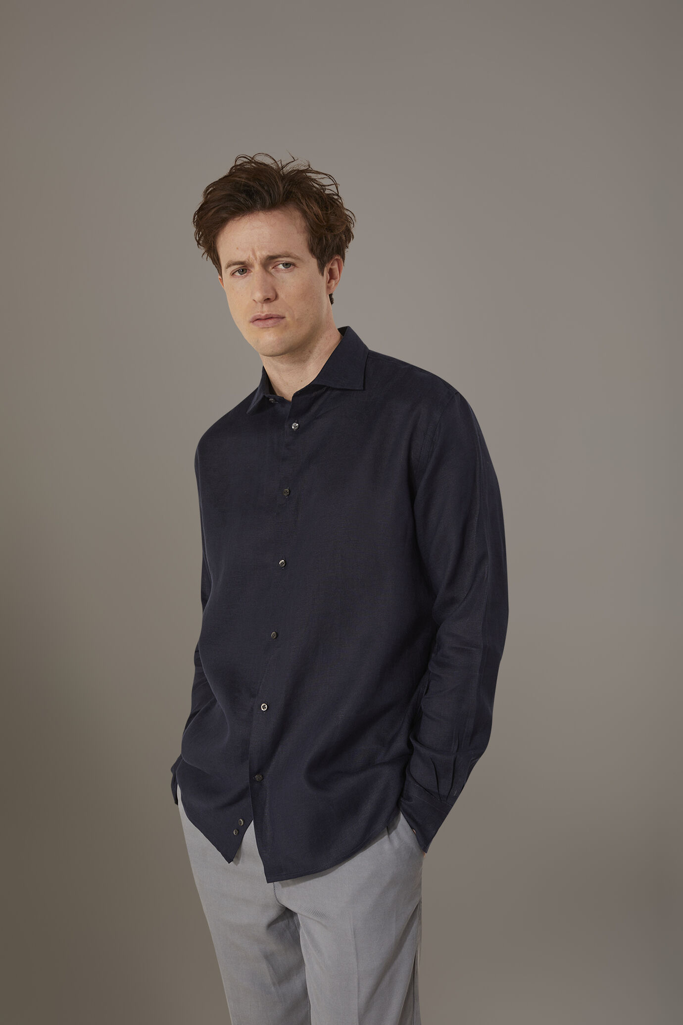 Camicia casual uomo collo francese 100% lino tinta unita image number 0