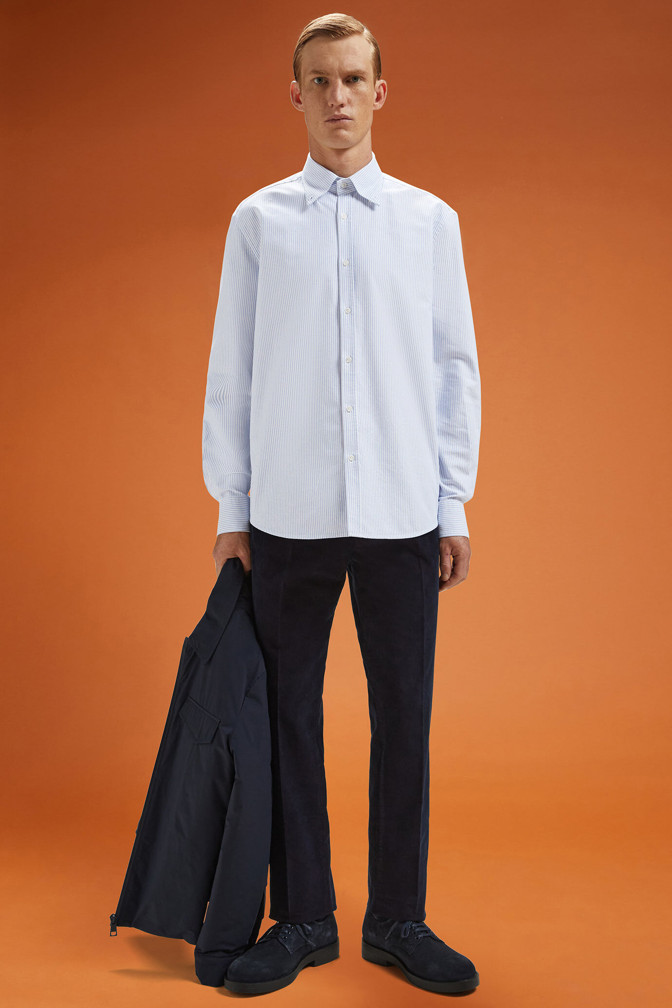 Einfarbiges Herren-Freizeithemd mit Button-Down-Kragen aus 100 % gestreifter, extrem leichter Oxford-Baumwolle mit Streifenmuster in bequemer Passform image number 3