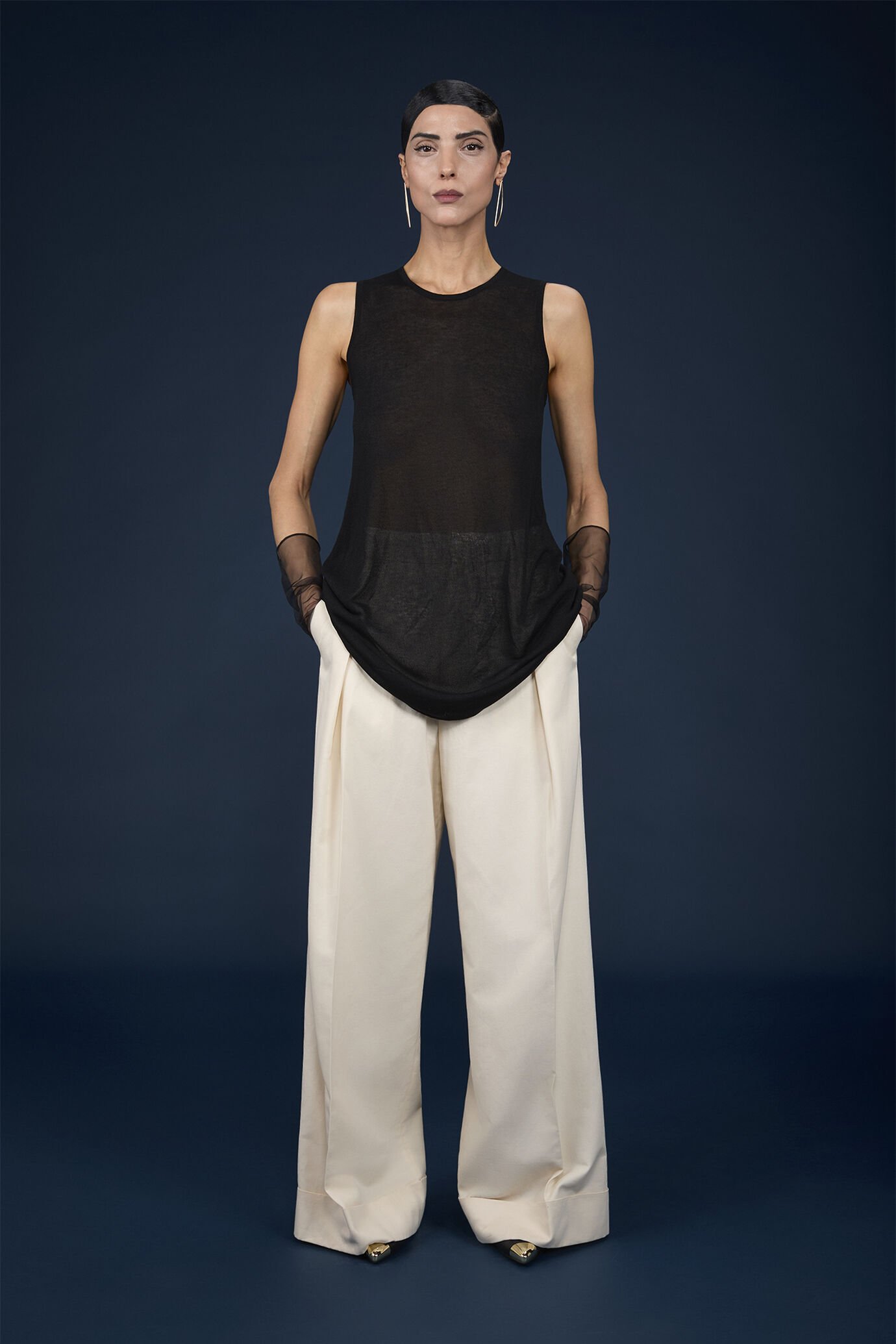 Blusa donna lunga senza maniche leggermente trasparente image number 0