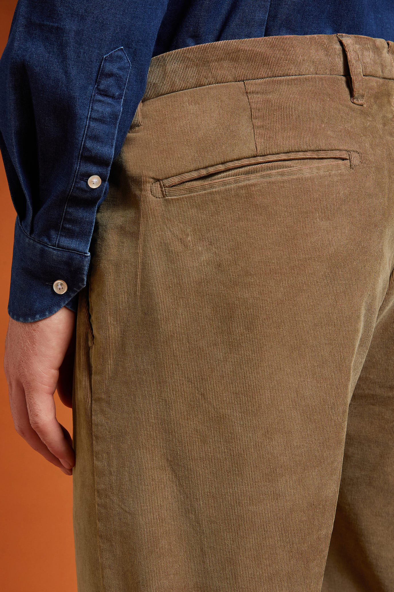Klassische Herrenhose mit Bundfalten aus zweifarbigem, stückgefärbtem Samt mit Streifenmuster in normaler Passform image number 2