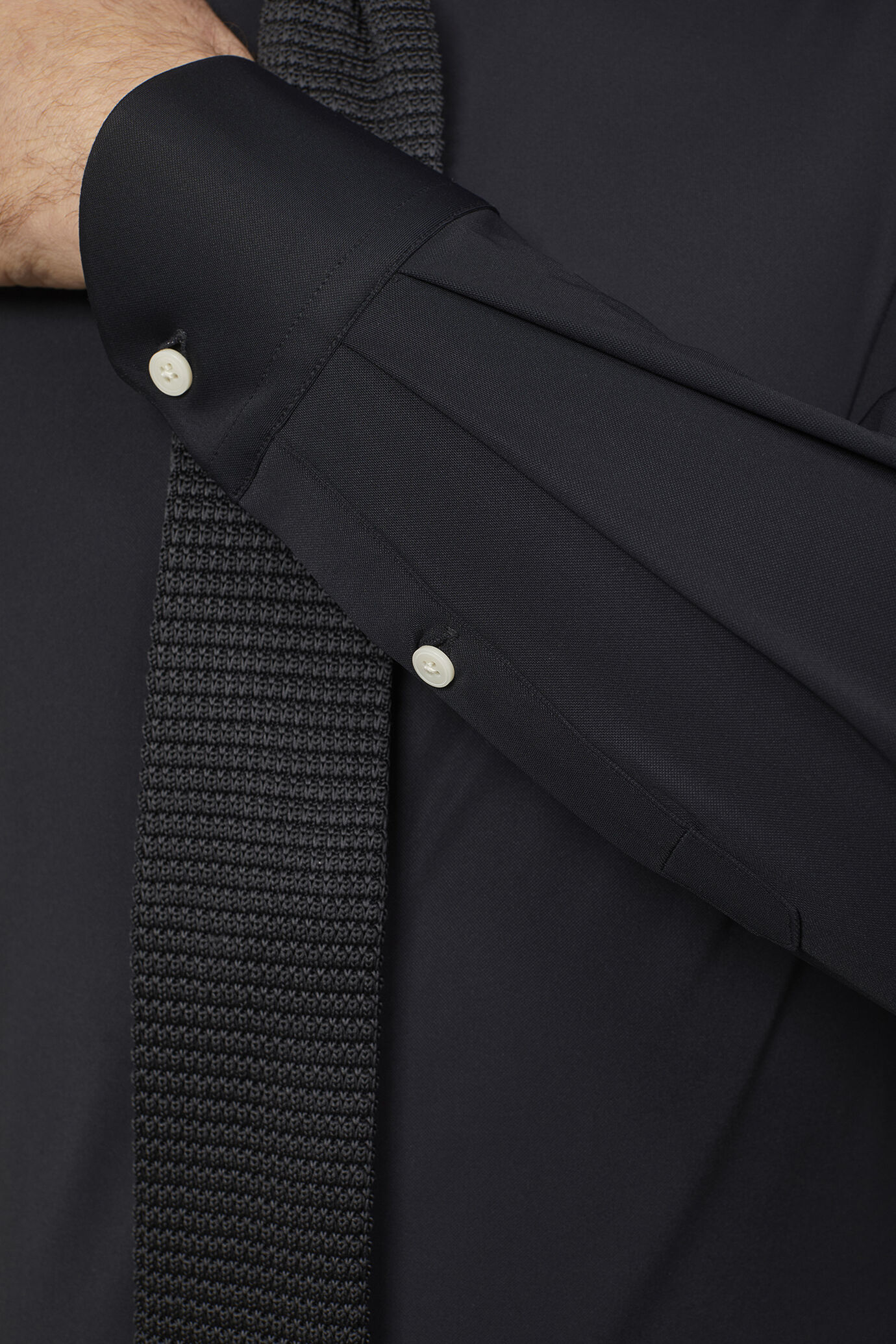 Camicia uomo termosaldata con collo classico tessuto in nylon tinta unita regular fit image number 4