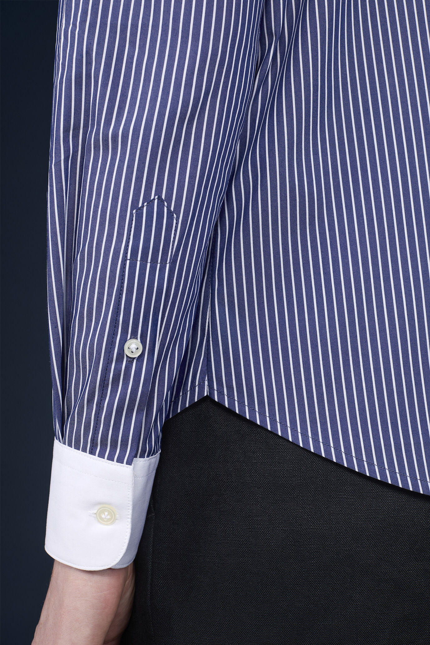 Camicia classica donna in tessuto a righe tinto filo con collo e polsini bianchi regular fit image number 3