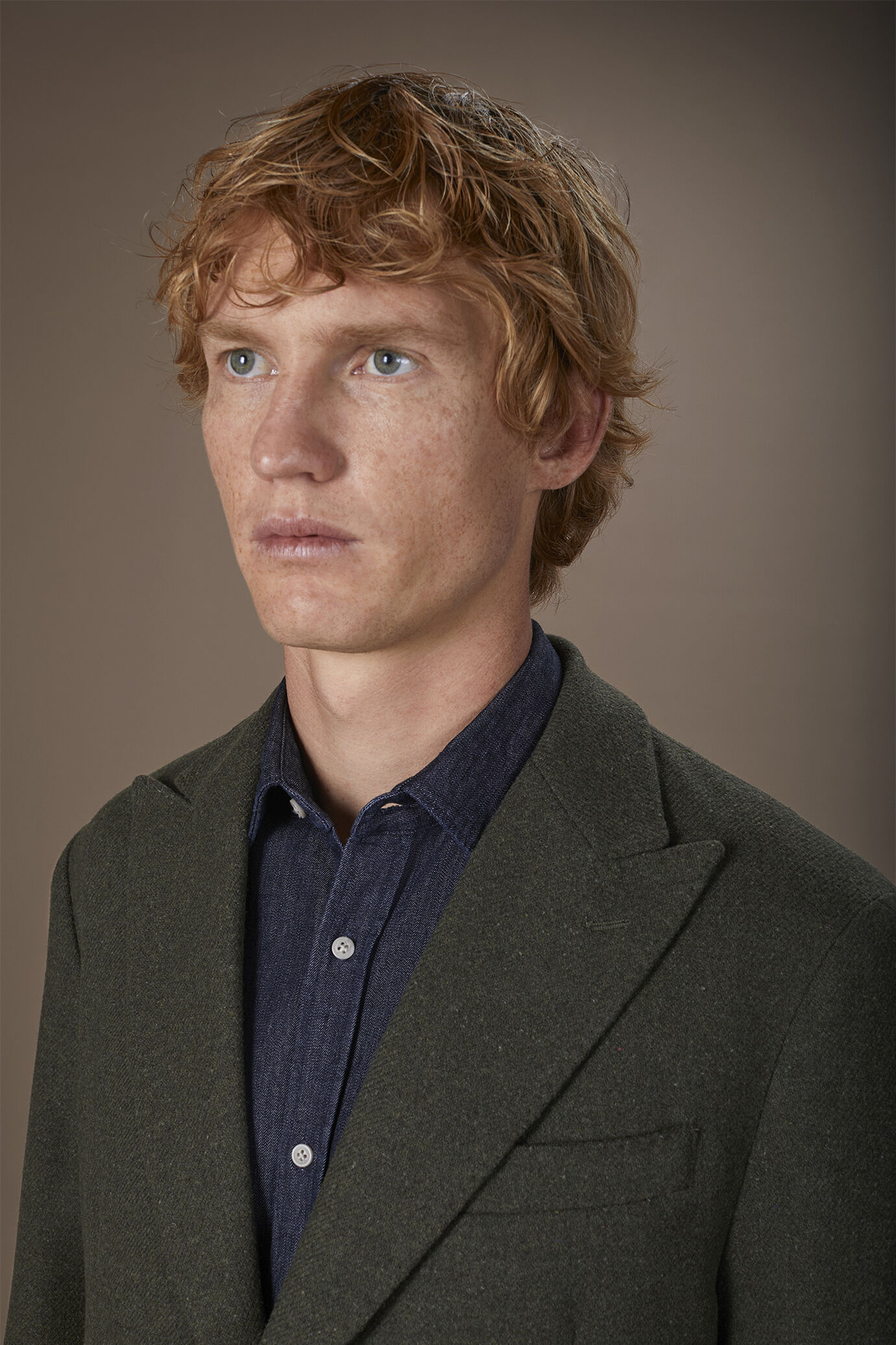Men's regular fit single-breasted jacket in a wool blend with peak lapels image number 2
