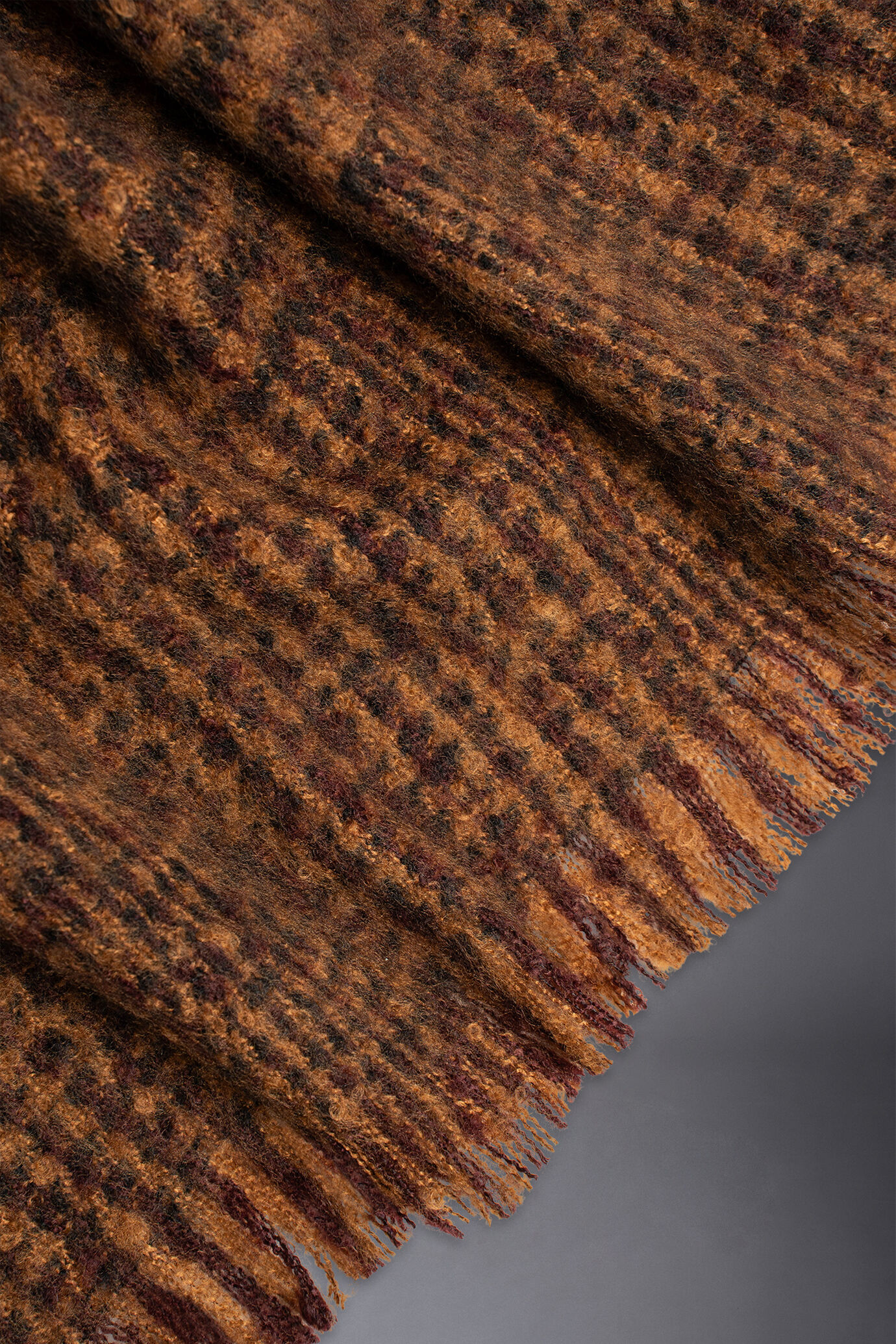 Men's houndstooth patterned bouclè scarf image number 1