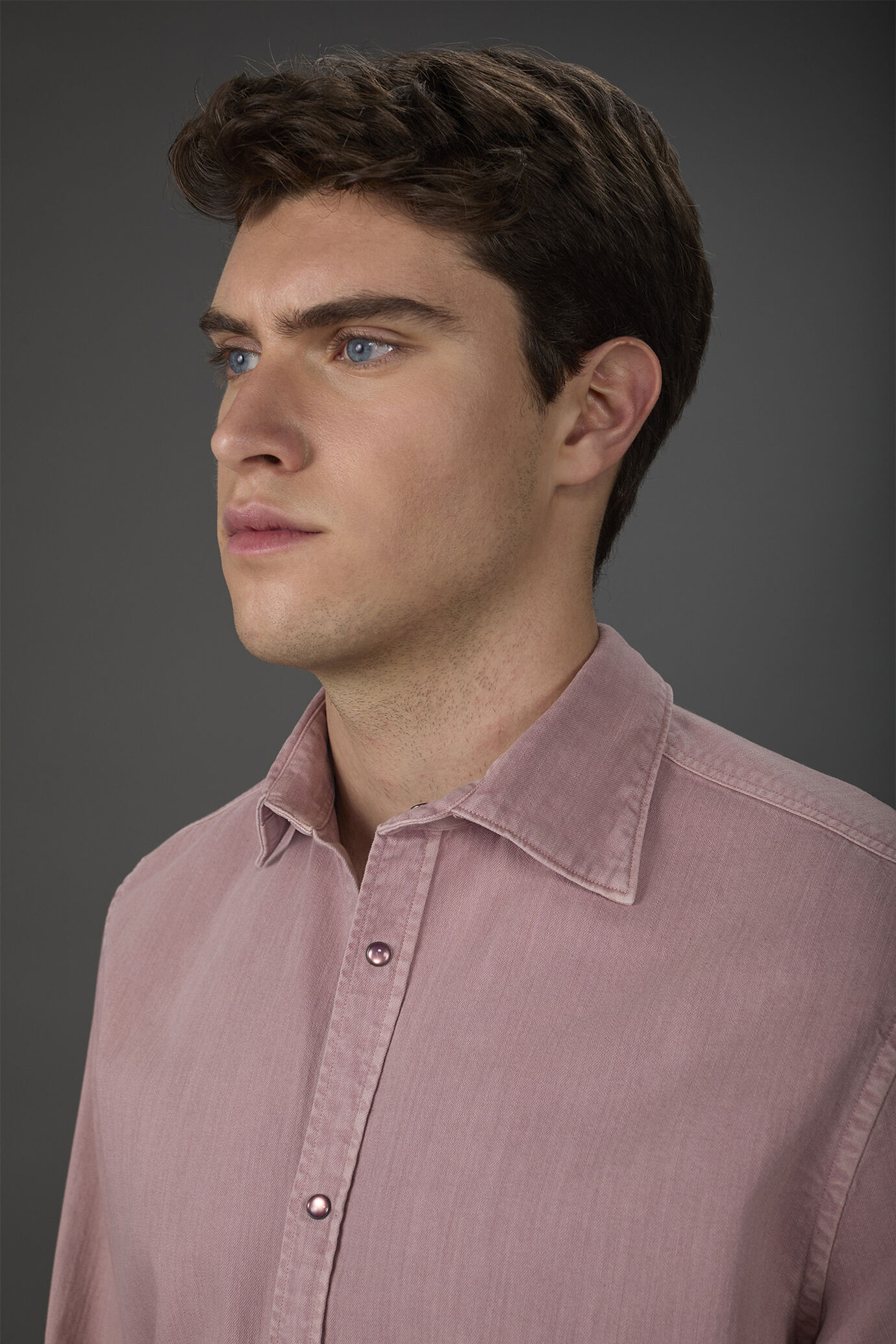 Herren-Freizeithemd mit klassischem Kragen aus Chambray-Stoff image number 1