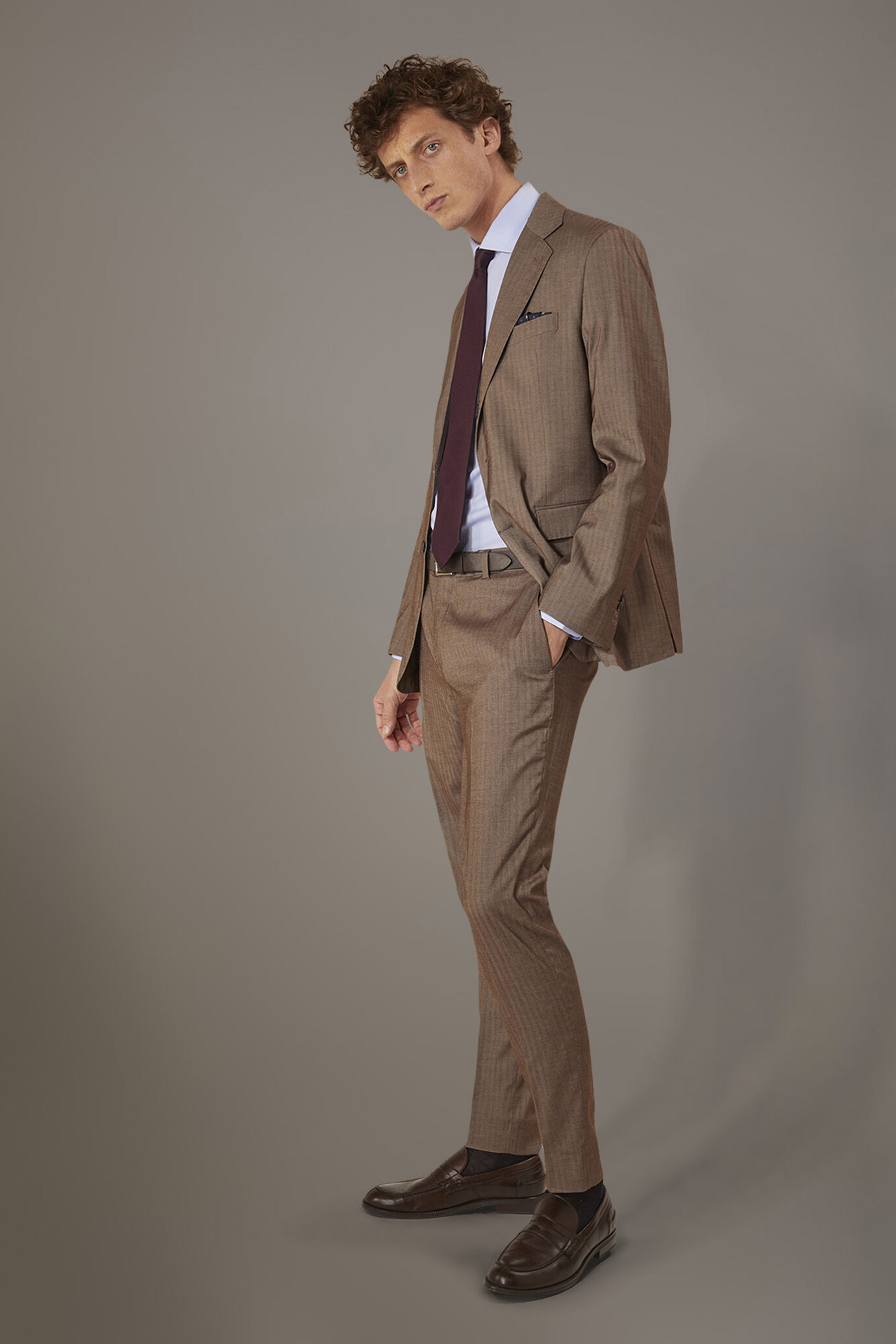Regular fit single-breasted suit patterned herringbone fabric with solaro texture