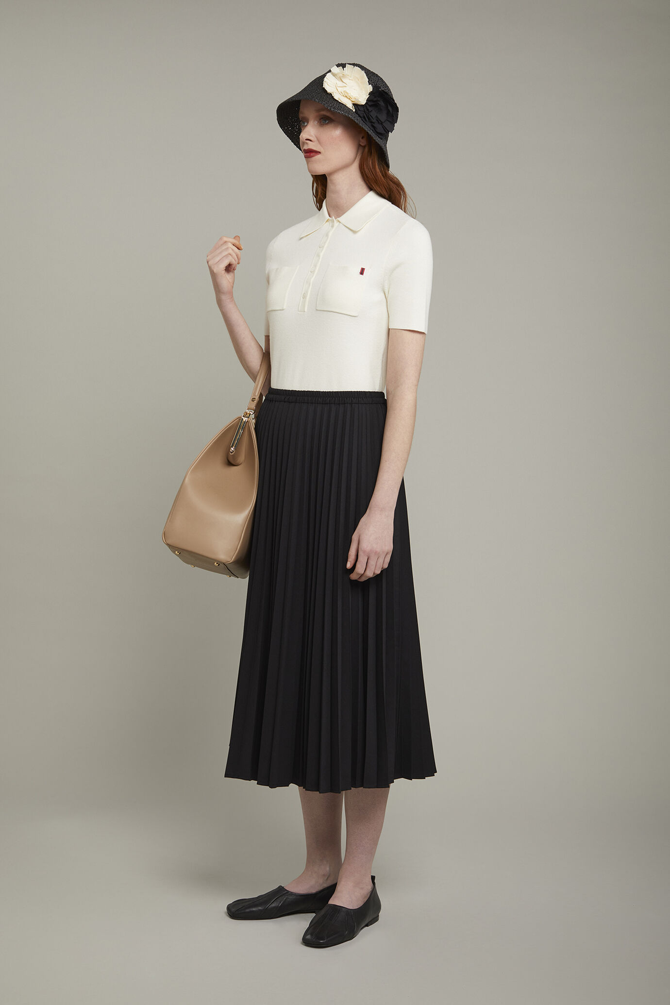 Einfarbiges Damen-Poloshirt mit kurzen Ärmeln aus Strick image number 1