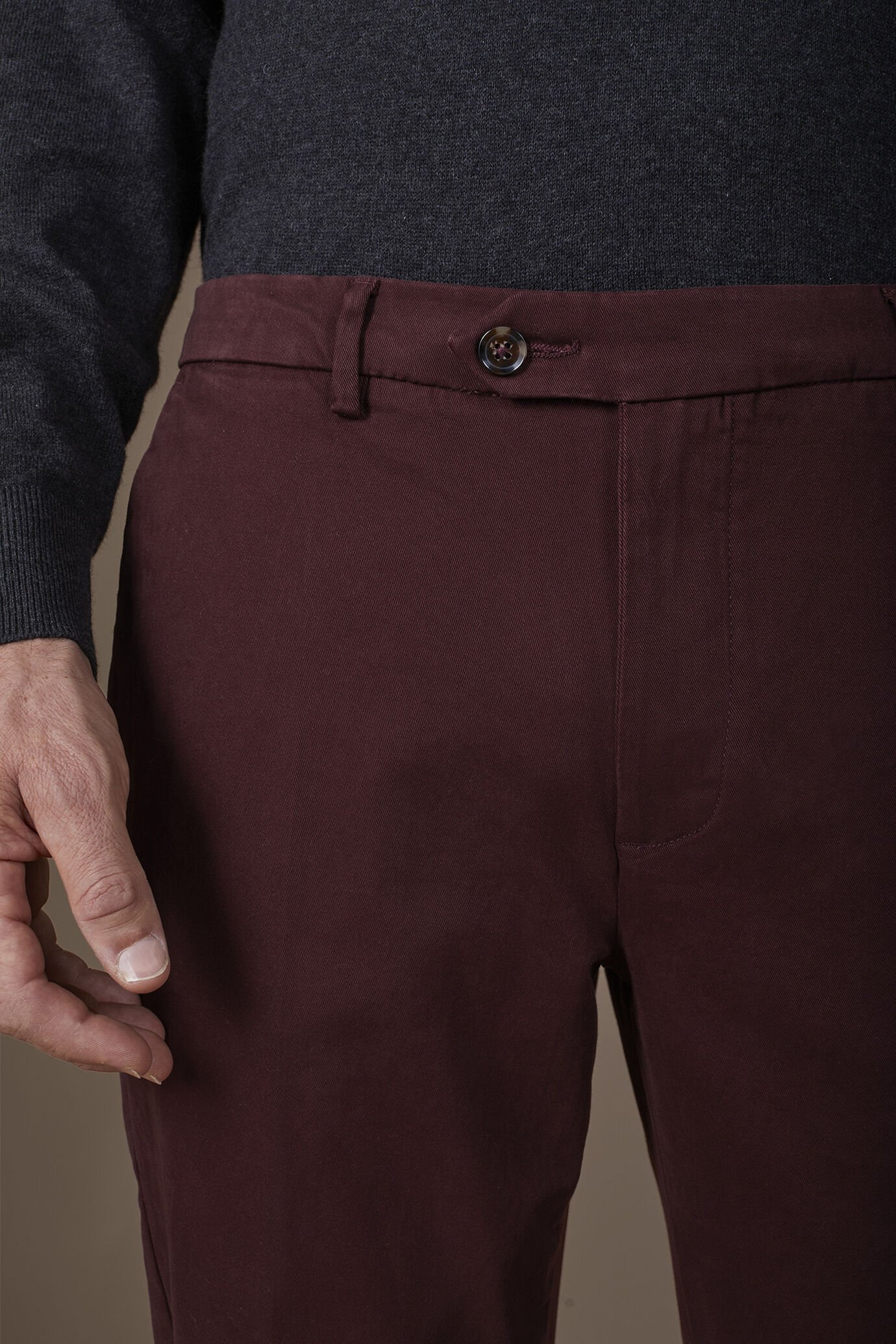 Pantalone uomo chino classico costruzione twill elasticizzato regular fit image number 2