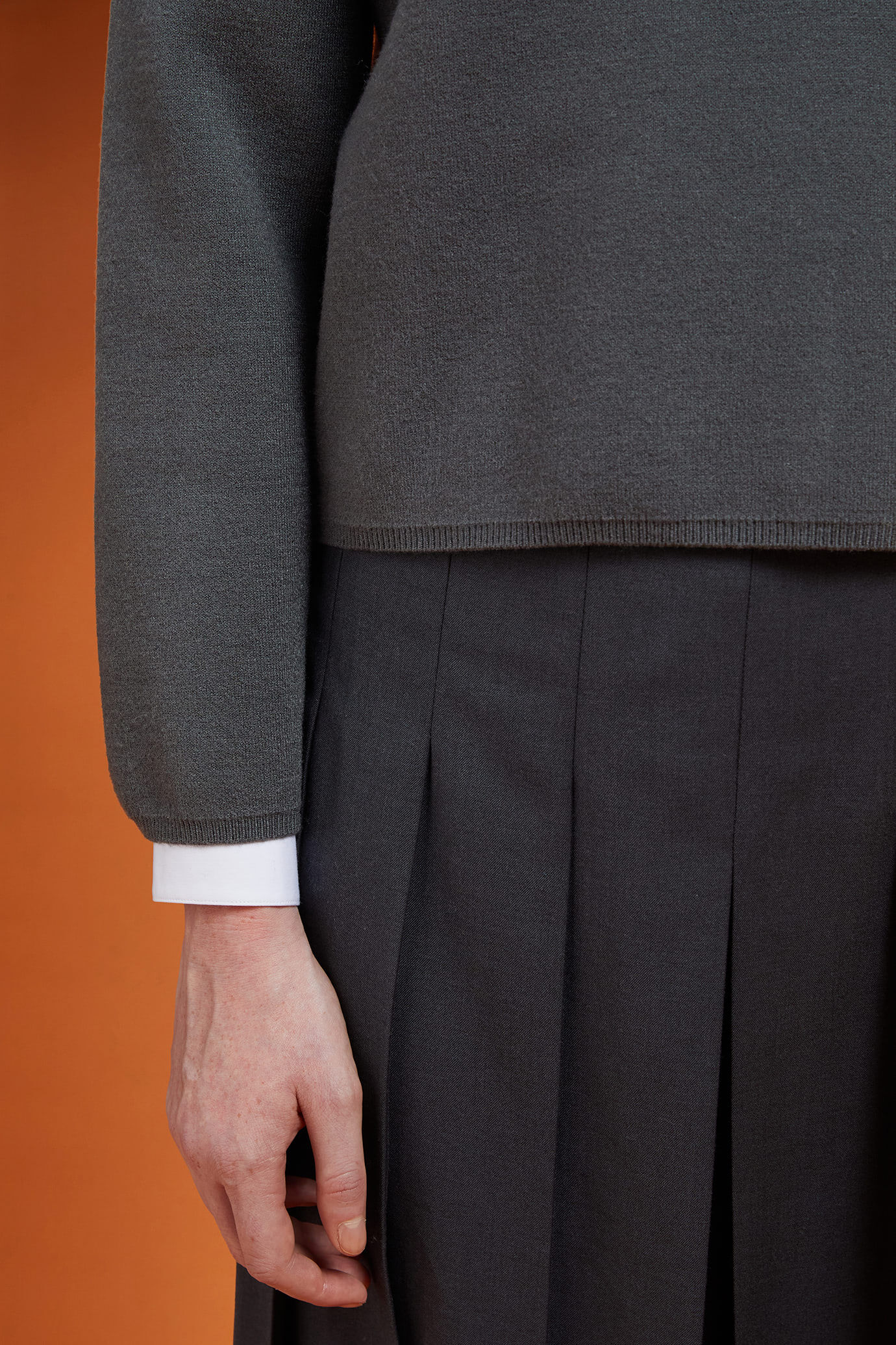 Maglia donna tinta unita con cappuccio e logo ricamato regular fit image number 2