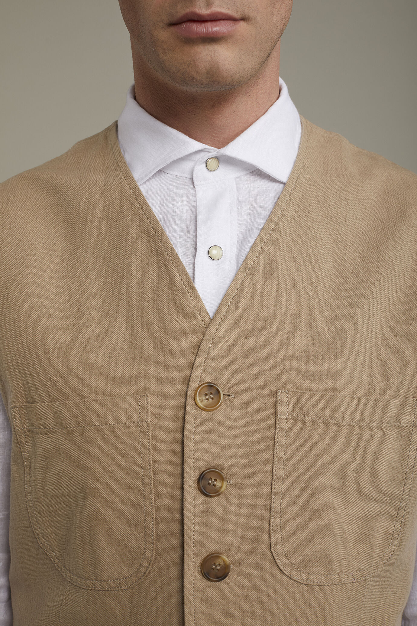 Gilet sport homme en lin et coton avec poches plaquées coupe régulière image number 3