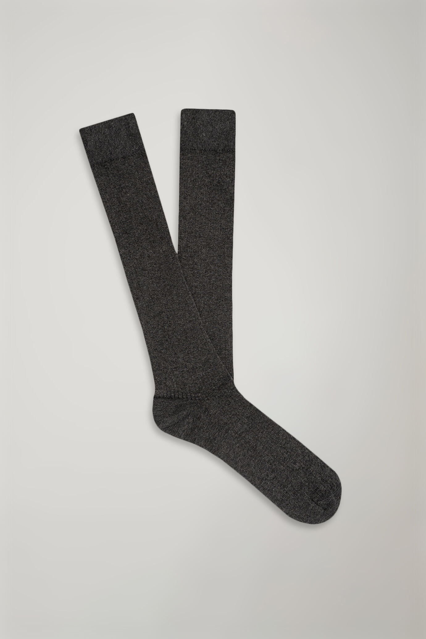Men’s long sock in solid color ribbed knit