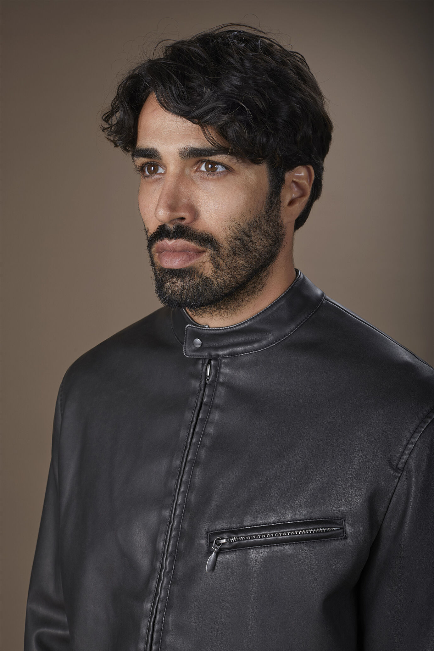Herren-Bikerjacke aus Kunstleder mit Koreanischem Kragen reguläre Passform image number 2