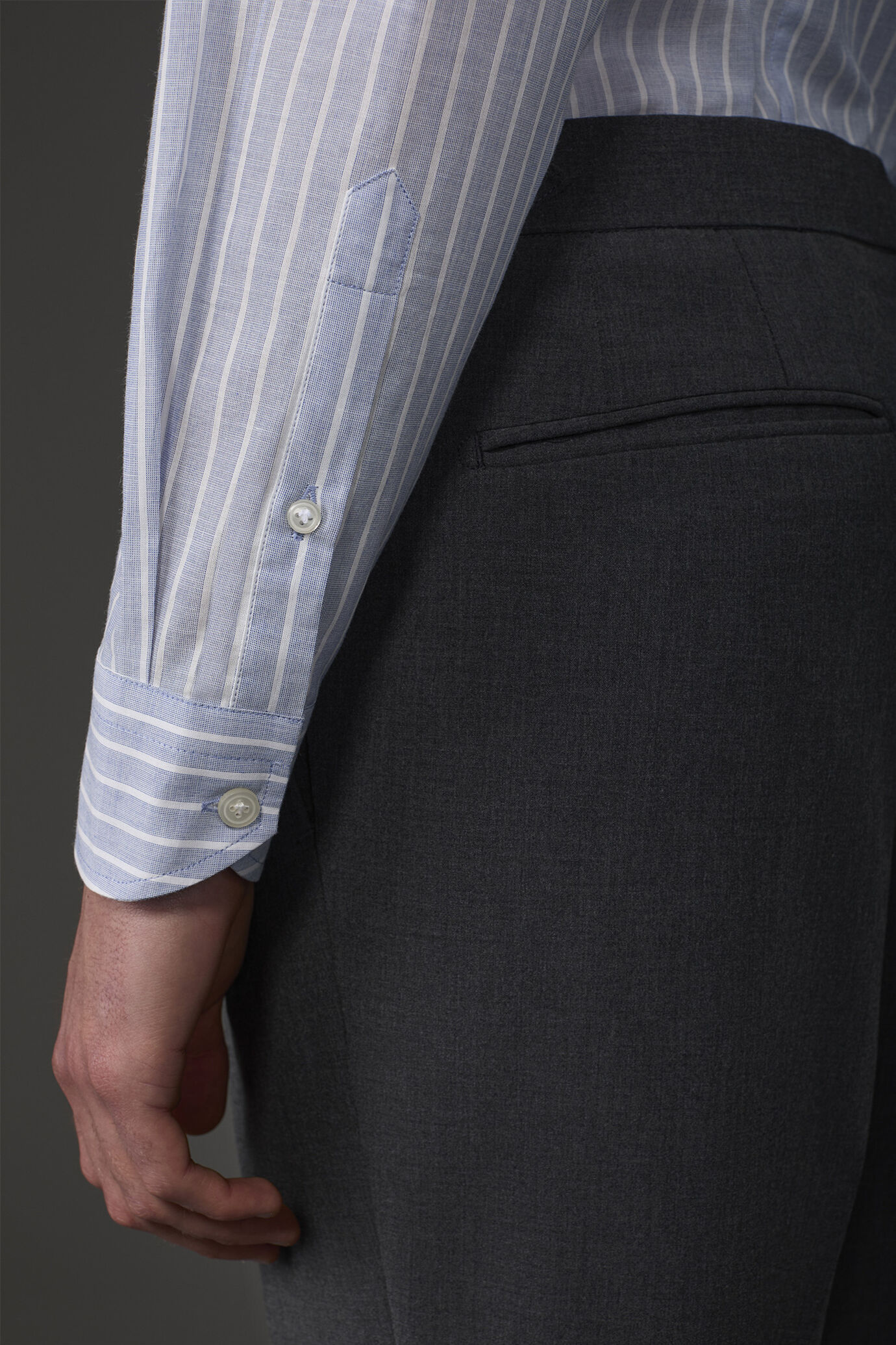 Chemise homme décontractée à boutons cachés, confectionnée dans un tissu en mousseline lavé et rayé, teinté dans la masse image number 4