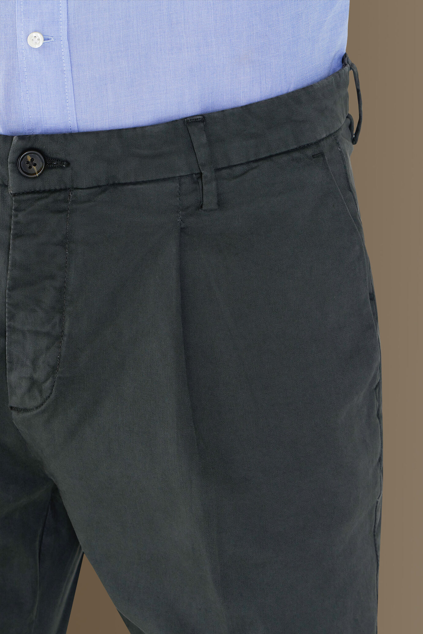 Pantalone chino con pinces singola tessuto in raso elasticizzato image number 3