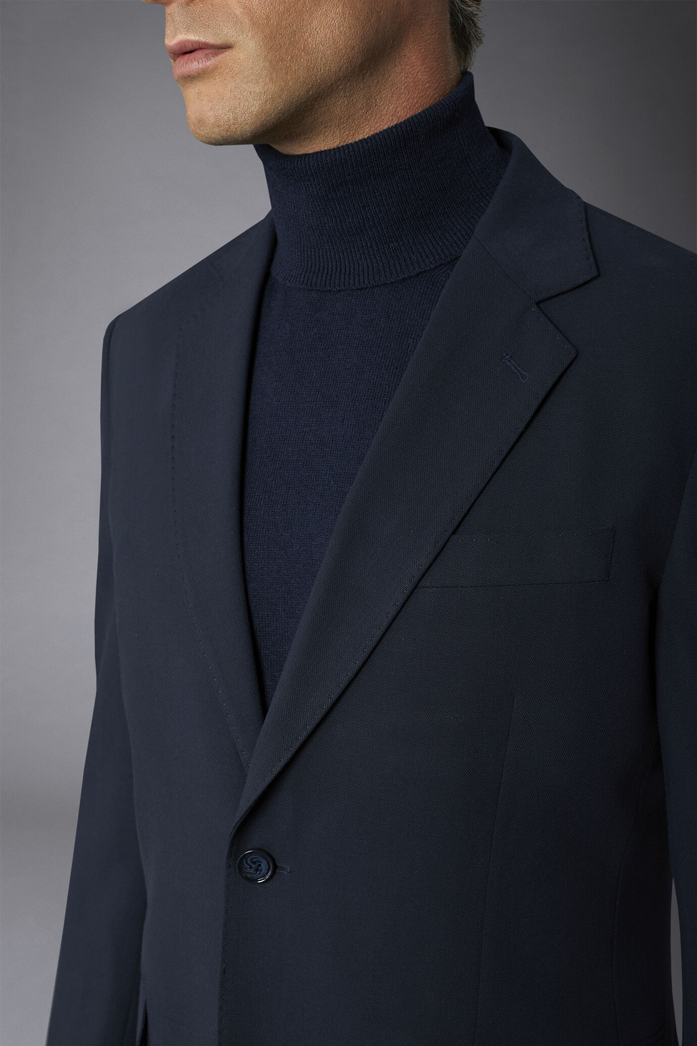 Einreihiger Anzug in normaler Passform, gewebt aus Ton-in-Ton-Gewebe image number 3