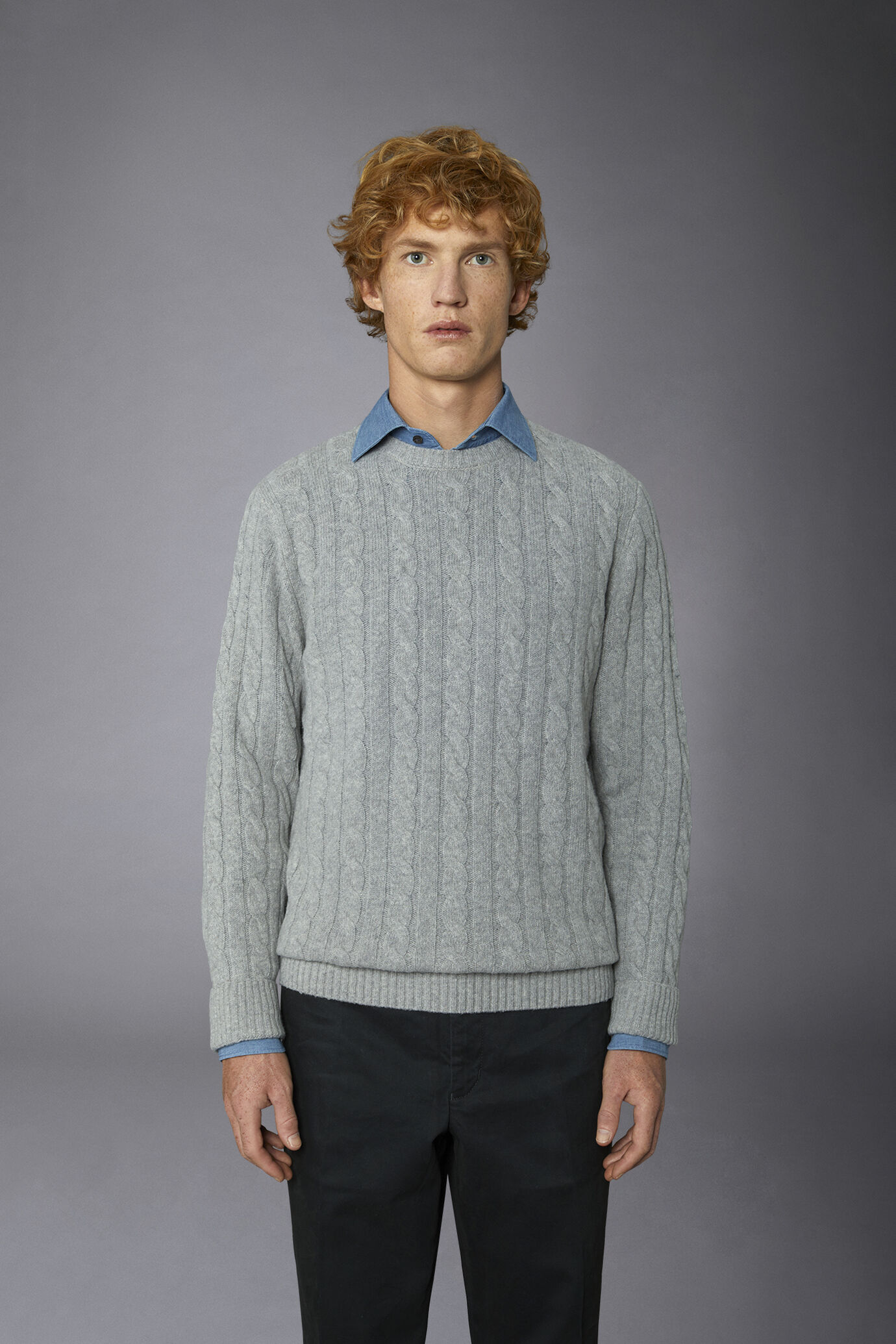 Pull en laine d'agneau mélangée à col ras du cou en tricot câblé regular fit image number 3