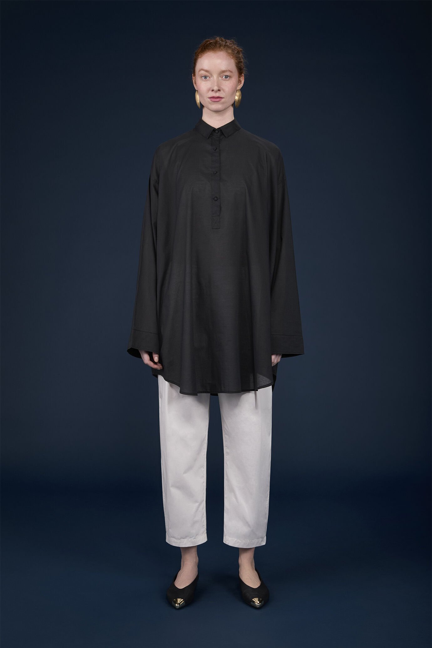 Chemise oversize pour femme, modèle en mousseline de coton uni avec boutons recouverts image number 2