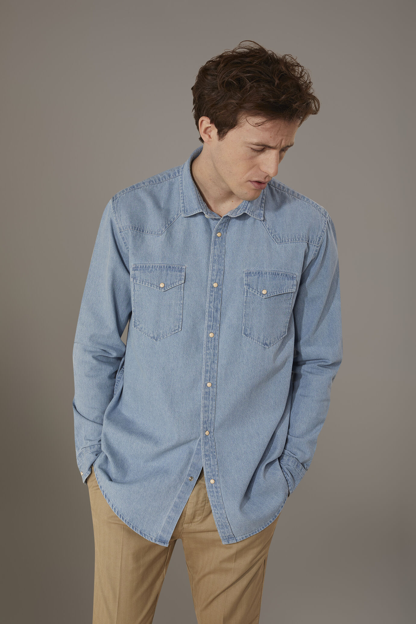 Camicia casual collo francese comfort fit tessuto denim lavato image number 1