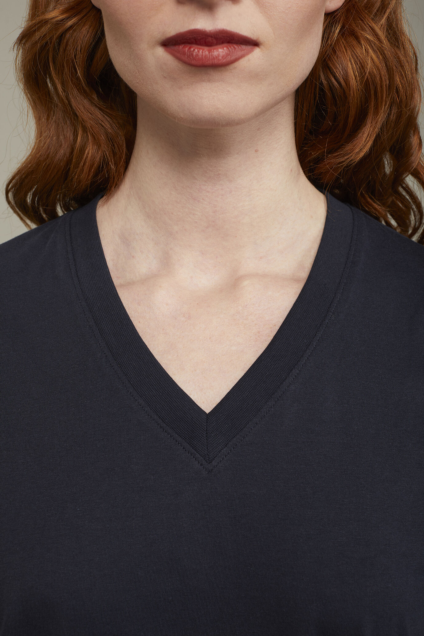 Damen-T-Shirt mit V-Ausschnitt aus 100 % Baumwolle in normaler Passform image number 3