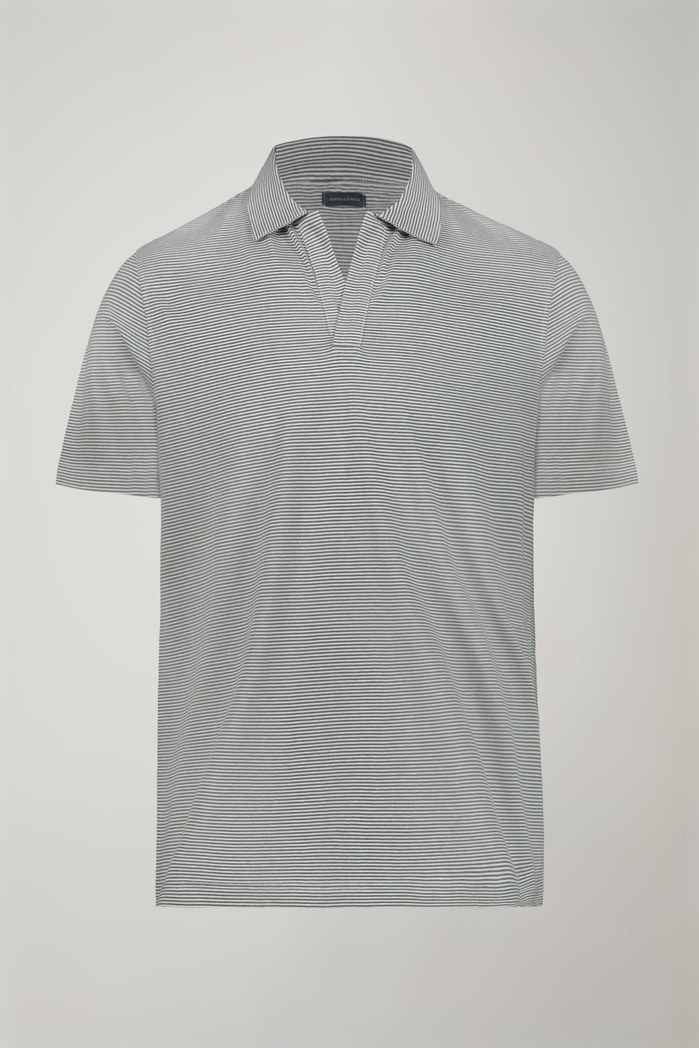 Kurzärmeliges Herren-Poloshirt mit knopflosem Derby-Kragen aus 100 % Baumwolle mit feinen Streifen in normaler Passform image number 4
