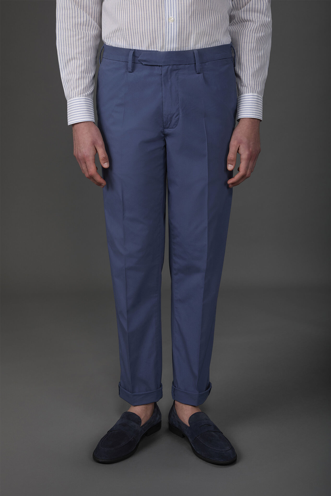 Pantalone uomo in cotone leggero con due piccole pinces e bottone nascosto image number 1