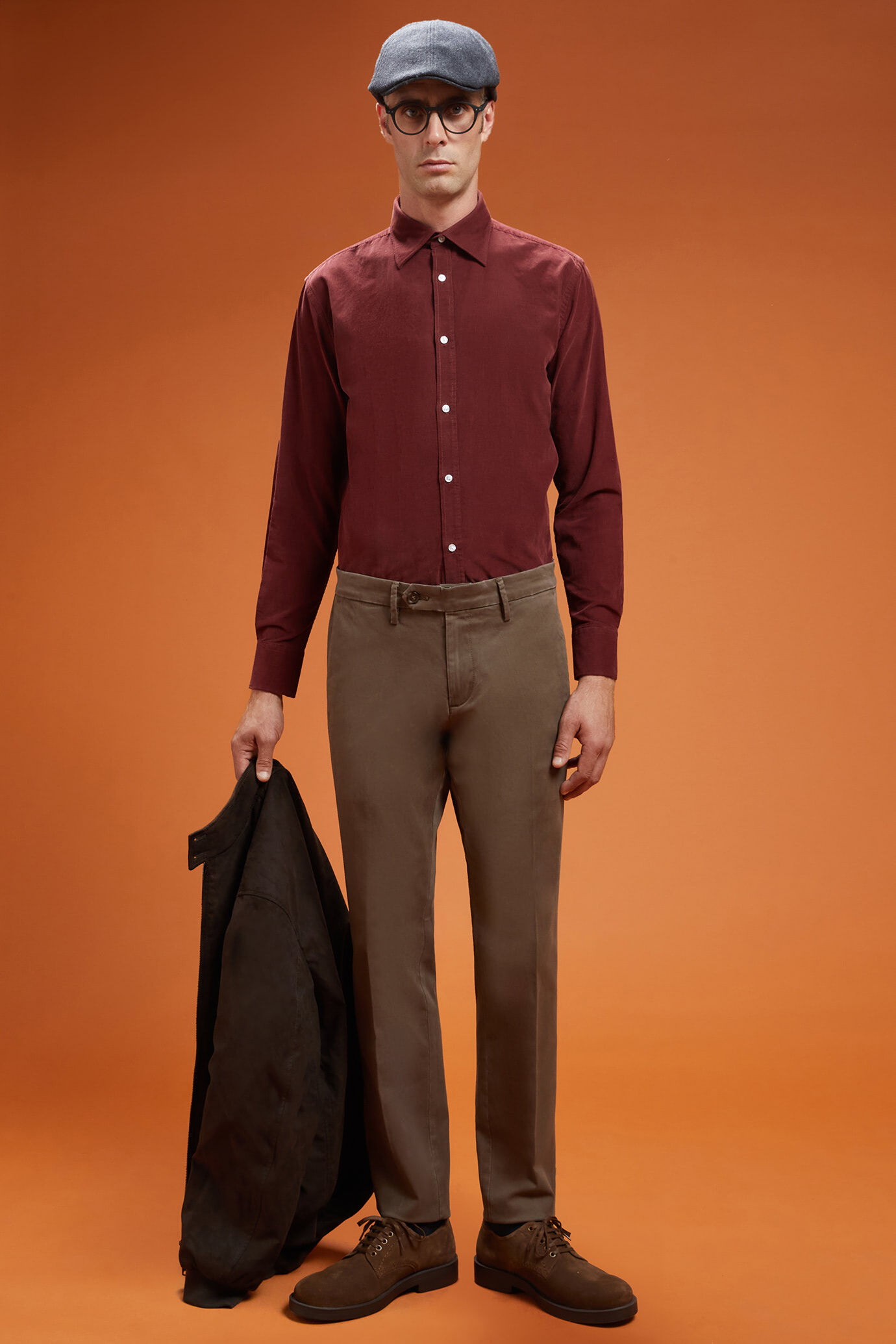 Men's comfort fit casual shirt with a classic collar in plain 100% cotton 21-wale corduroy image number 1