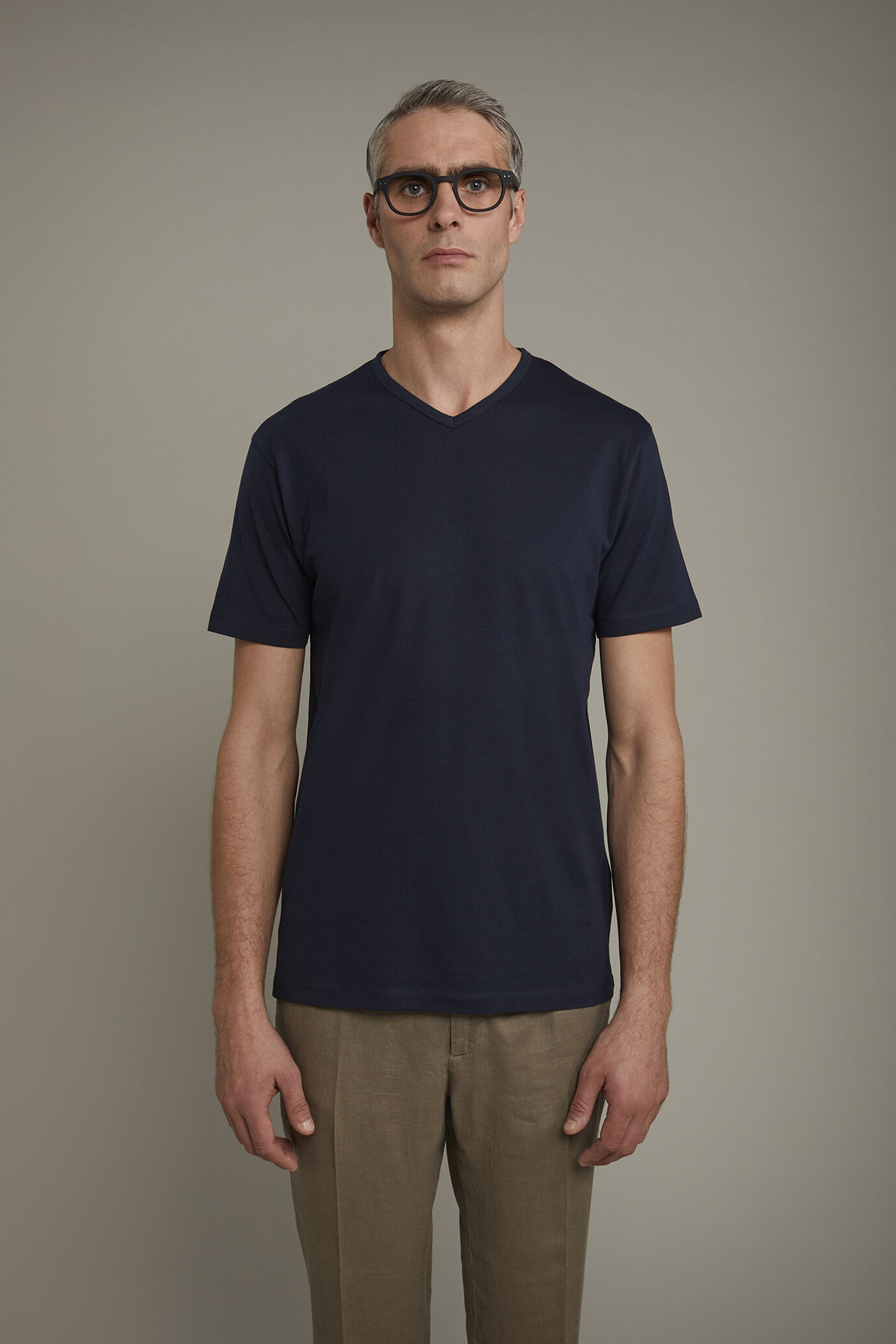 Herren-T-Shirt mit V-Ausschnitt aus 100 % Baumwolljersey in normaler Passform image number 2