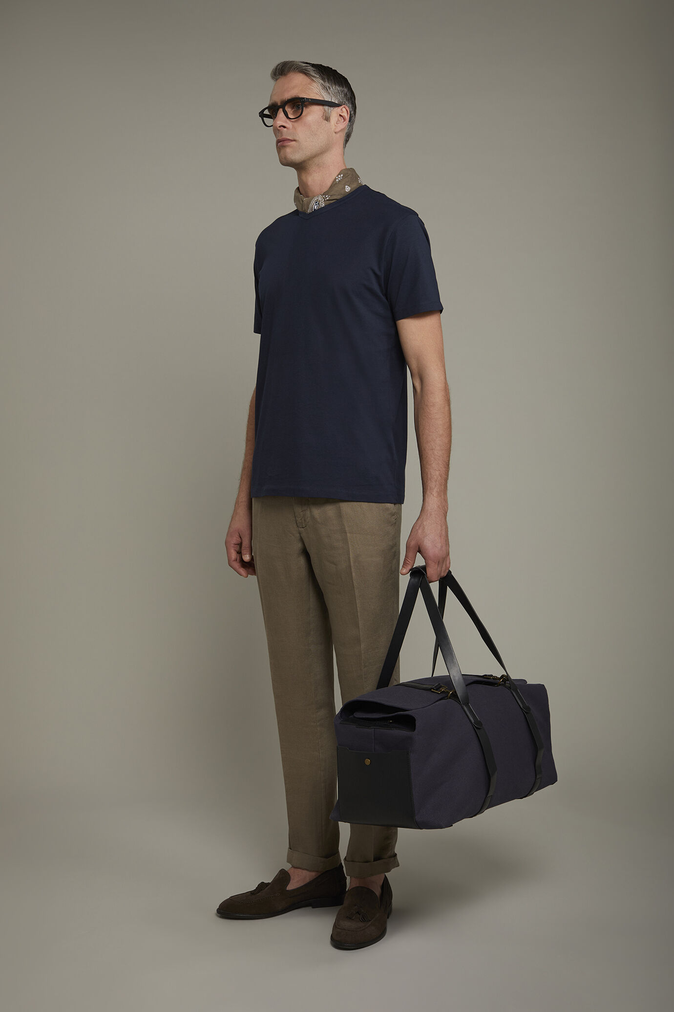 T-shirt uomo scollo a v 100% cotone in jersey regular fit image number 1