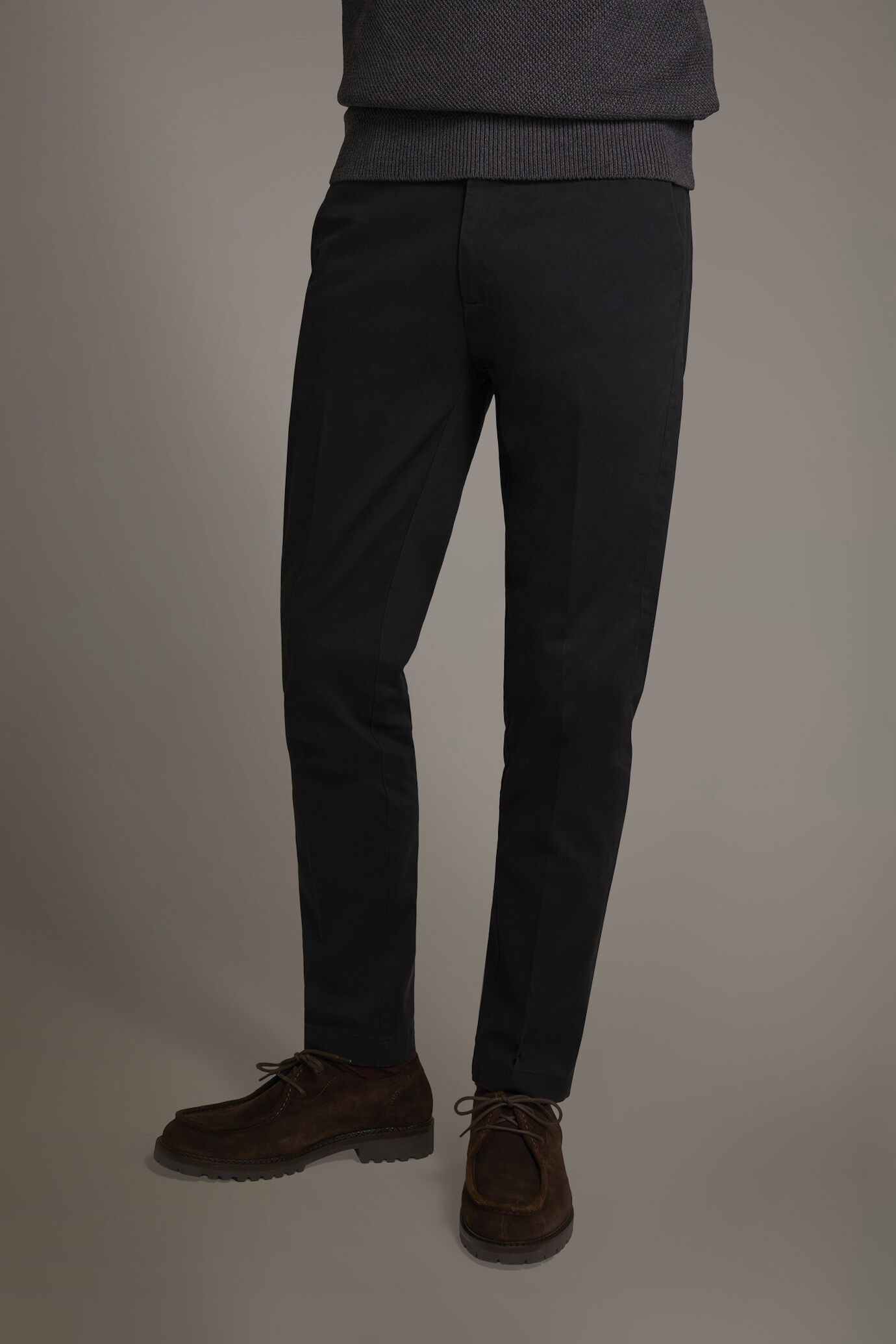 Pantalone chino classico regular fit tessuto twill elasticizzato image number 2