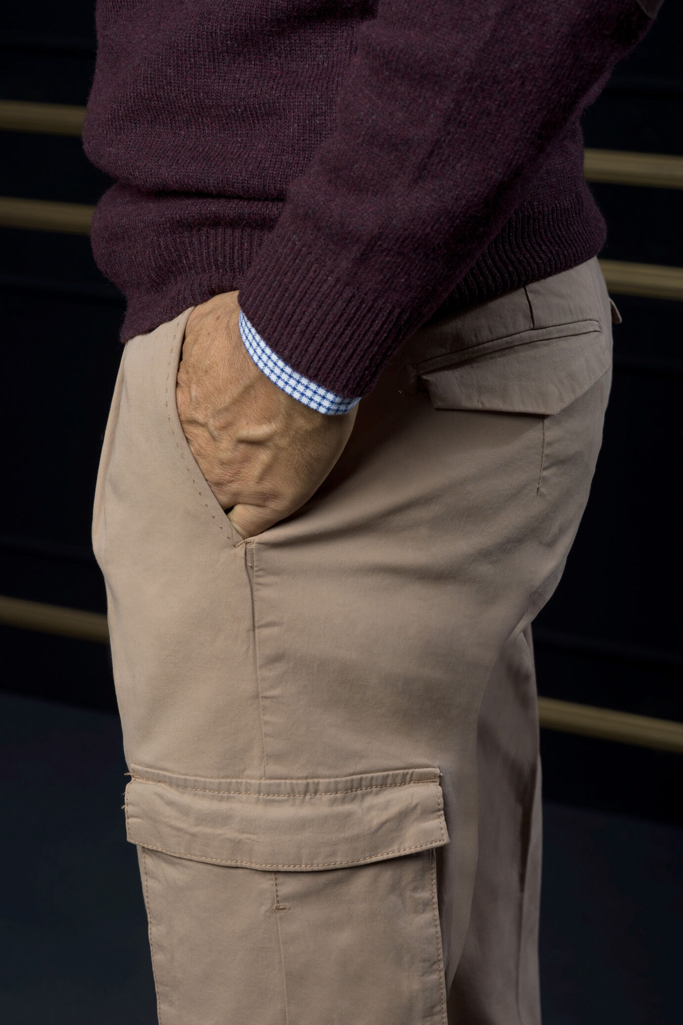 Pantaloni cargo uomo con tasche laterali image number 1