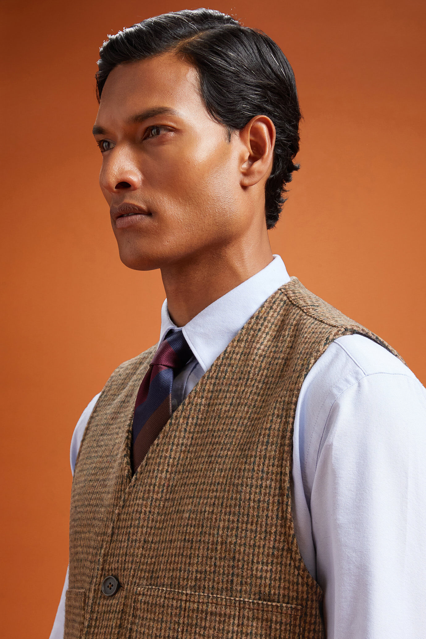Men's regular fit single-breasted waistcoat with a V-neckline in wool blend tweed image number 3