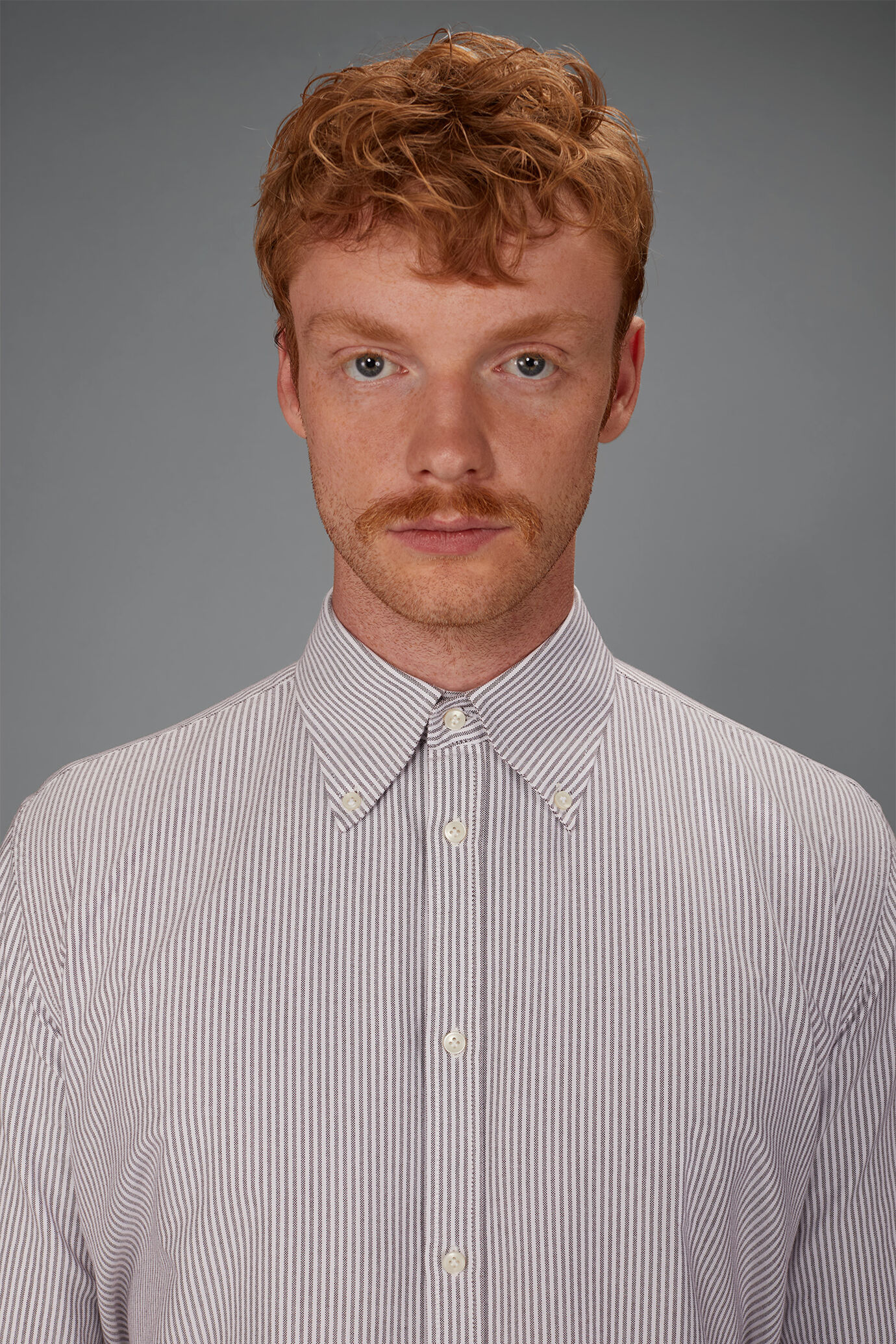 Men&rsquo;s 100% cotton Oxford button-down shirt image number 2
