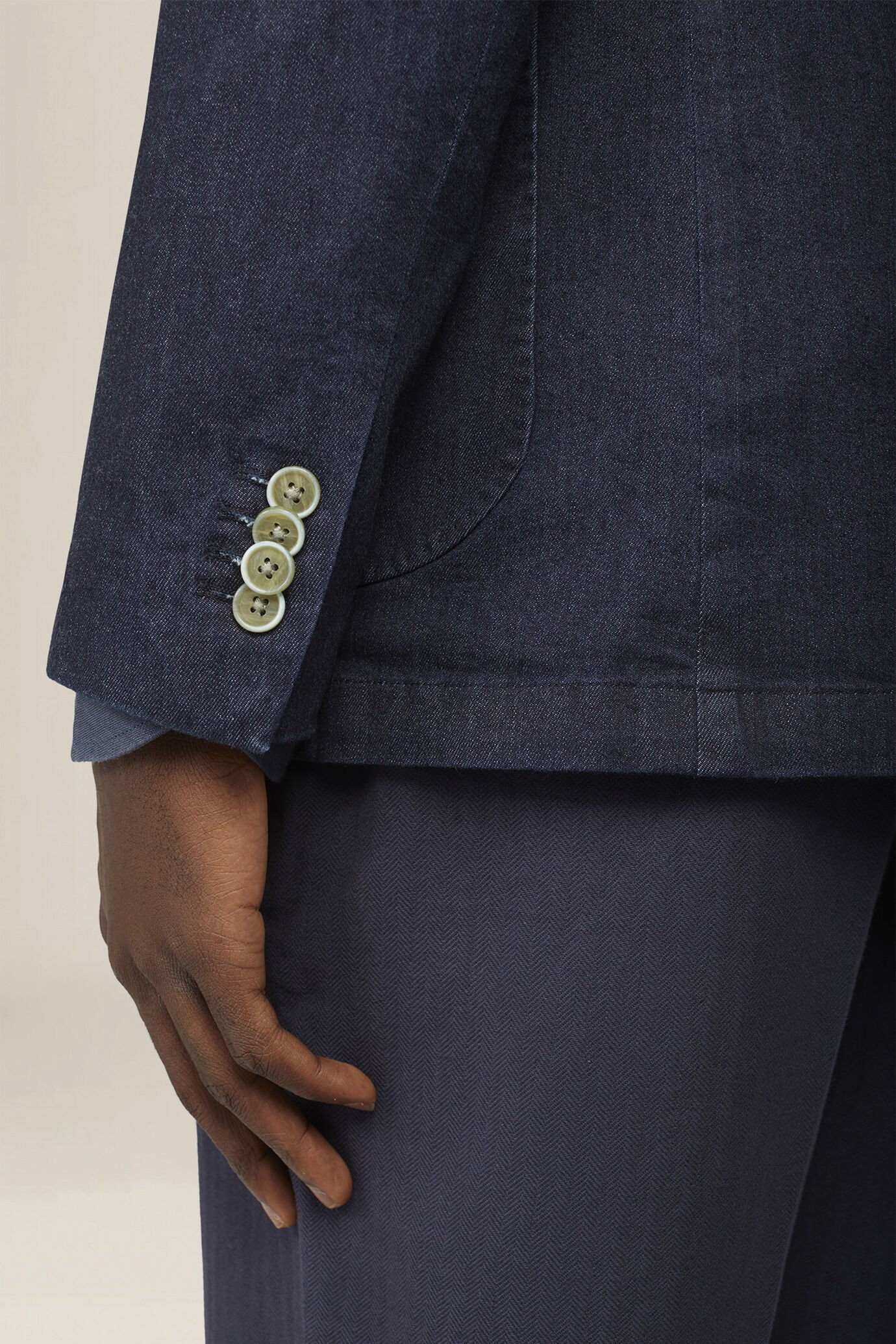 Veste homme &agrave; simple boutonnage, non doubl&eacute;e, avec revers en pointe et poches &agrave; rabat, effet denim image number 3