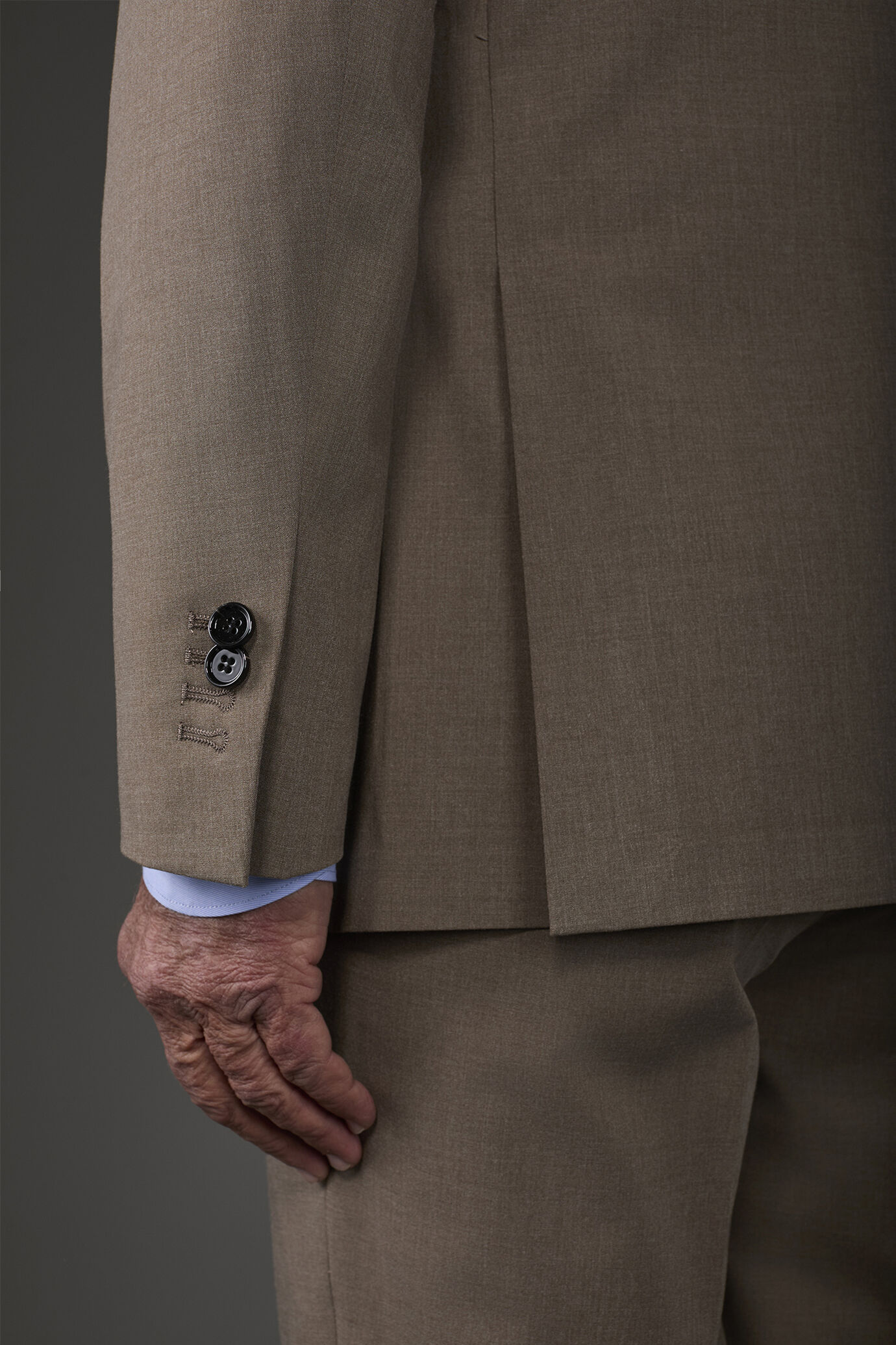 Costume droit pour homme, avec pantalon à simple pli en tissu bi-stretch image number 3