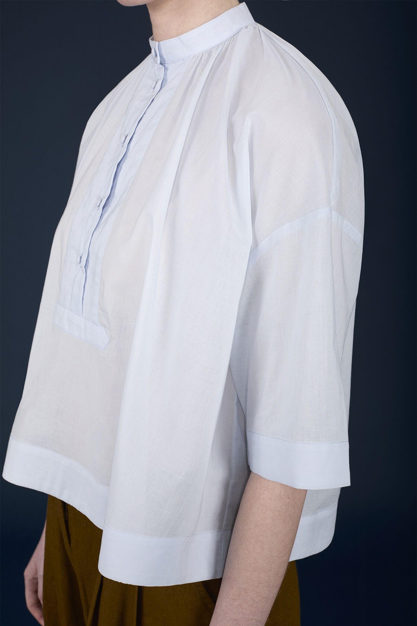 Camicia donna manica corta con collo coreano e fit boxy image number 2
