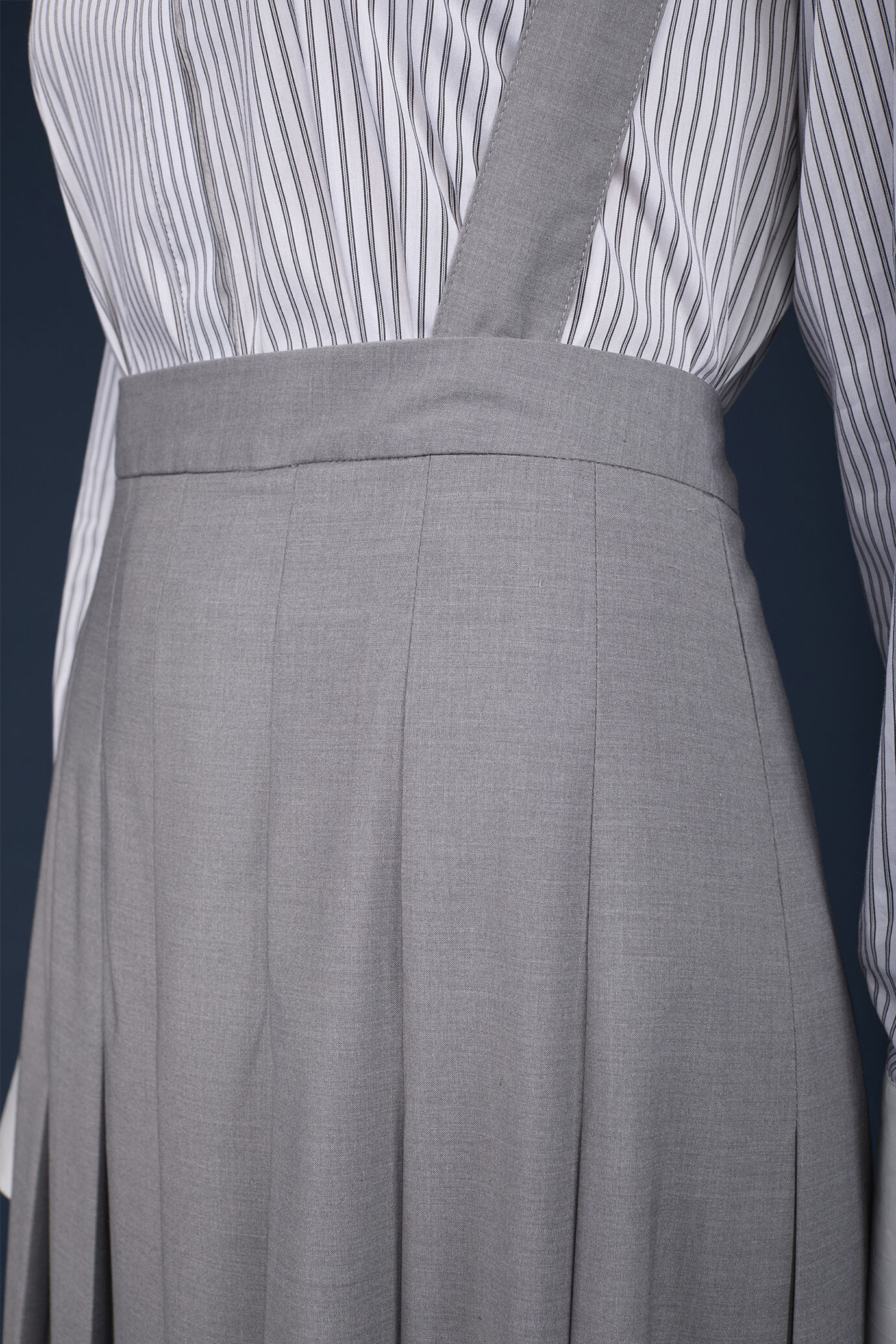 Long pleated skirt with removable straps in single colour image number 2